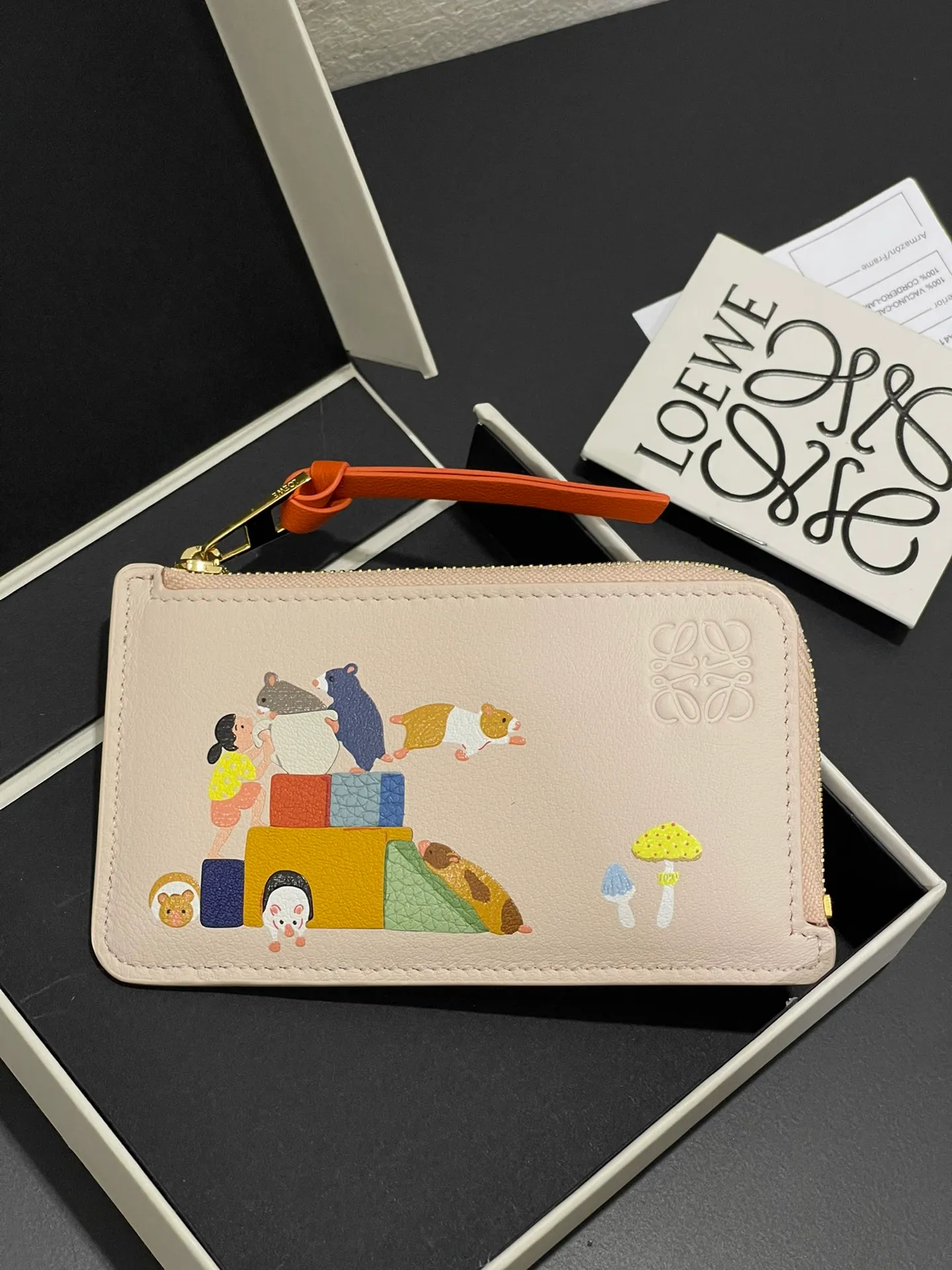 660💰'Suna Fujita cooperation limited series hamster🐹Zip card holder Made of nappa calfskin, four card slots and zipper compartment, with hamster pattern, model number 3815, size 13*7.5 (⚠️Note: Each color of the silk screen pattern will be a little darker, which is inevitable. If you mind, please do not place an order)