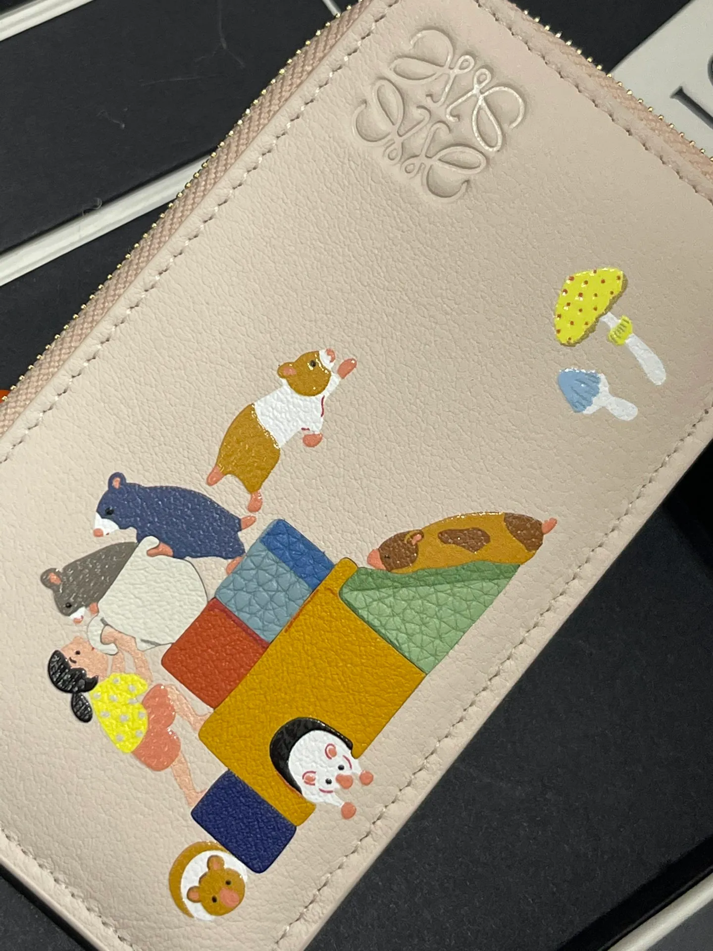 660💰'Suna Fujita cooperation limited series hamster🐹Zip card holder Made of nappa calfskin, four card slots and zipper compartment, with hamster pattern, model number 3815, size 13*7.5 (⚠️Note: Each color of the silk screen pattern will be a little darker, which is inevitable. If you mind, please do not place an order)