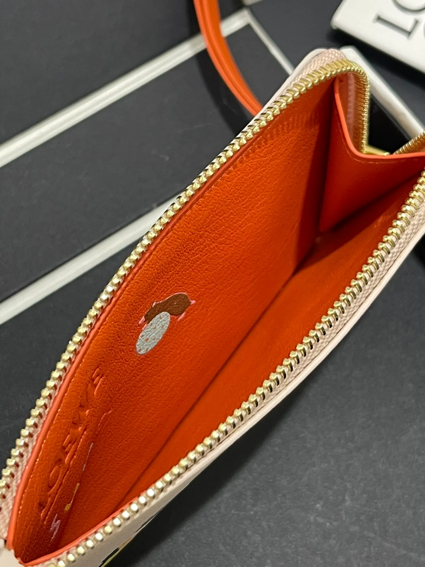 660💰'Suna Fujita cooperation limited series hamster🐹Zip card holder Made of nappa calfskin, four card slots and zipper compartment, with hamster pattern, model number 3815, size 13*7.5 (⚠️Note: Each color of the silk screen pattern will be a little darker, which is inevitable. If you mind, please do not place an order)