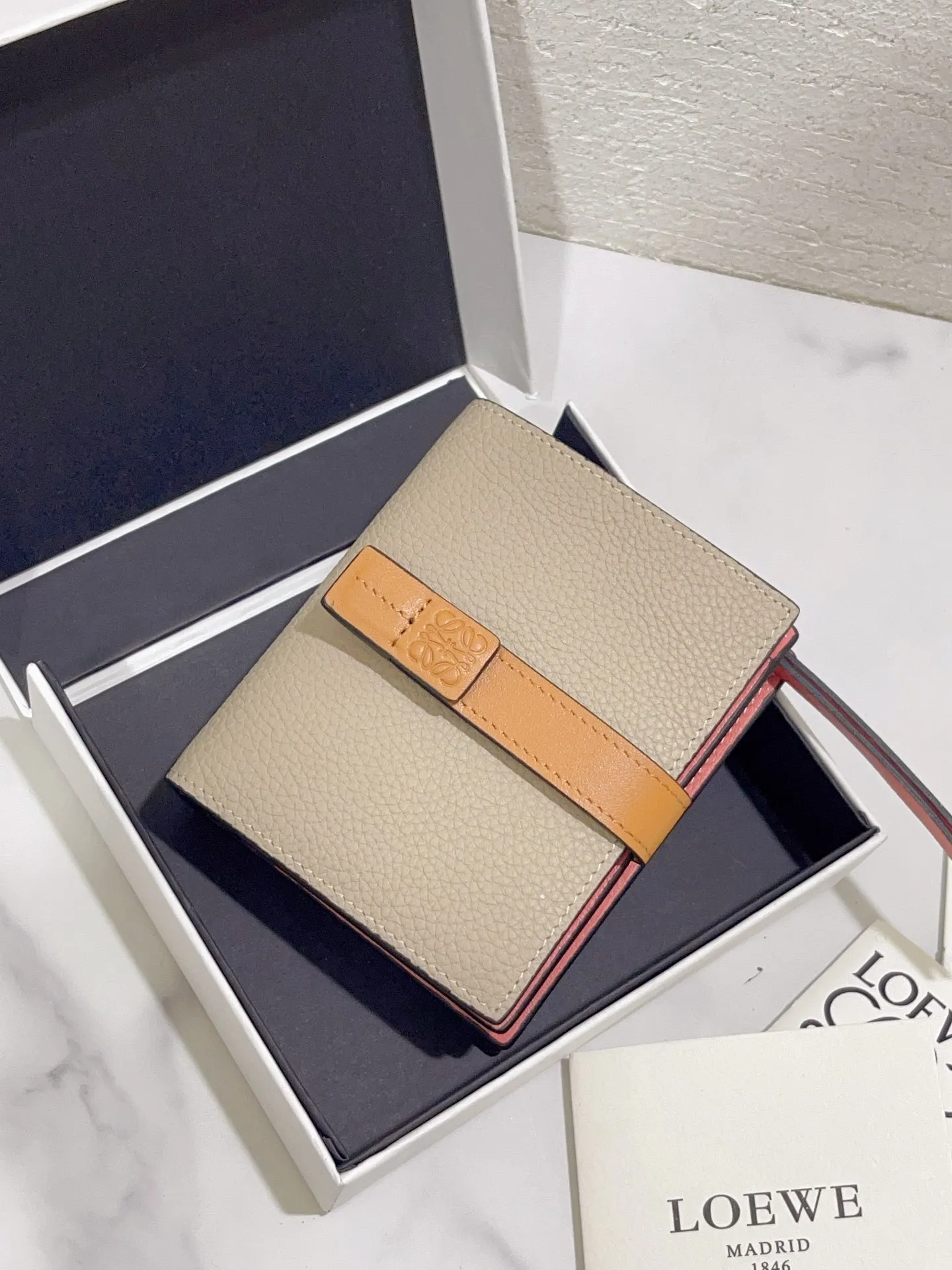 740💰 Compact zip wallet is made of wear-resistant piqué calfskin with a two-color combination. It has card slots and a coin pocket inside, making it exquisite and practical. Style number 3788, size 10.5*9*3