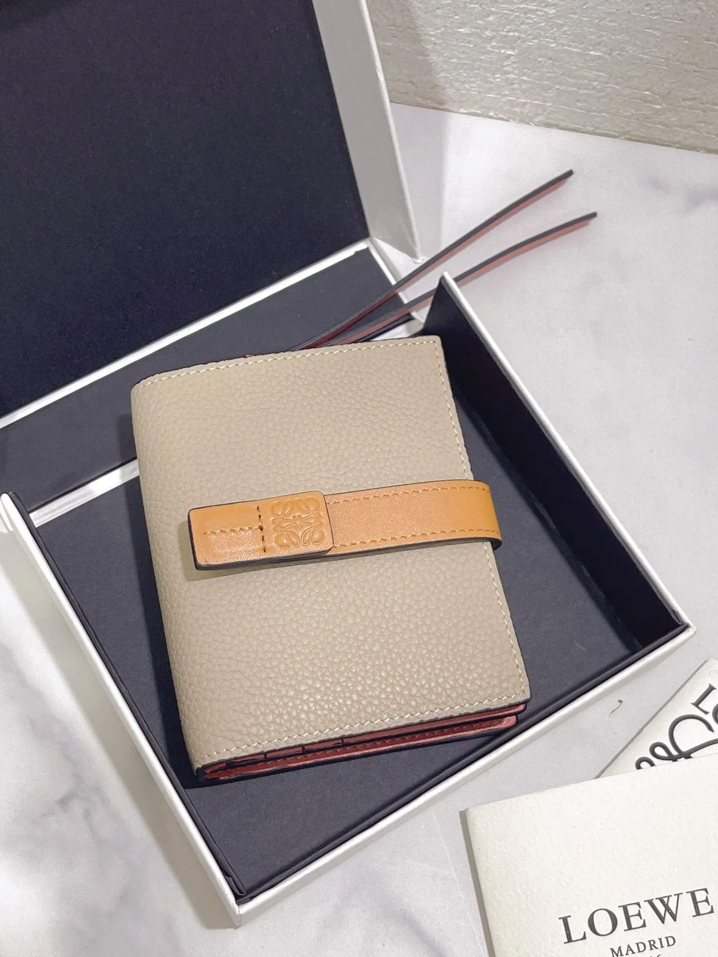 740💰 Compact zip wallet is made of wear-resistant piqué calfskin with a two-color combination. It has card slots and a coin pocket inside, making it exquisite and practical. Style number 3788, size 10.5*9*3