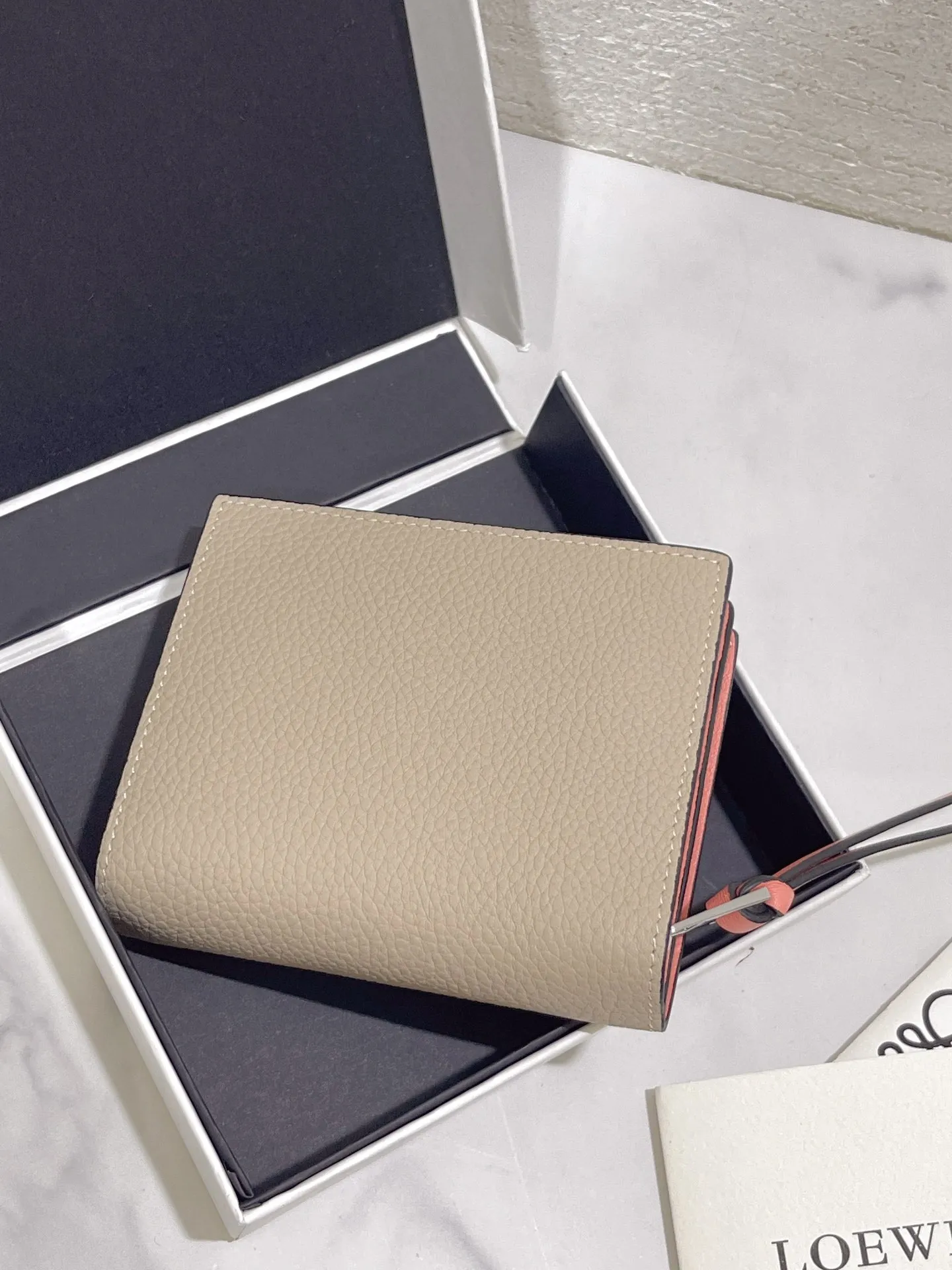 740💰 Compact zip wallet is made of wear-resistant piqué calfskin with a two-color combination. It has card slots and a coin pocket inside, making it exquisite and practical. Style number 3788, size 10.5*9*3