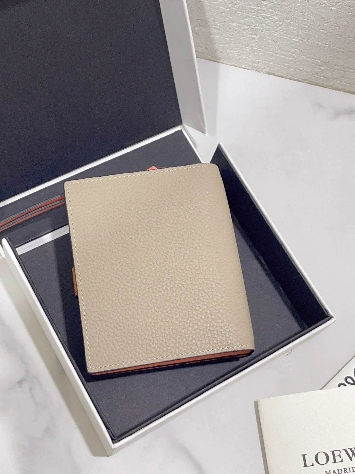 740💰 Compact zip wallet is made of wear-resistant piqué calfskin with a two-color combination. It has card slots and a coin pocket inside, making it exquisite and practical. Style number 3788, size 10.5*9*3