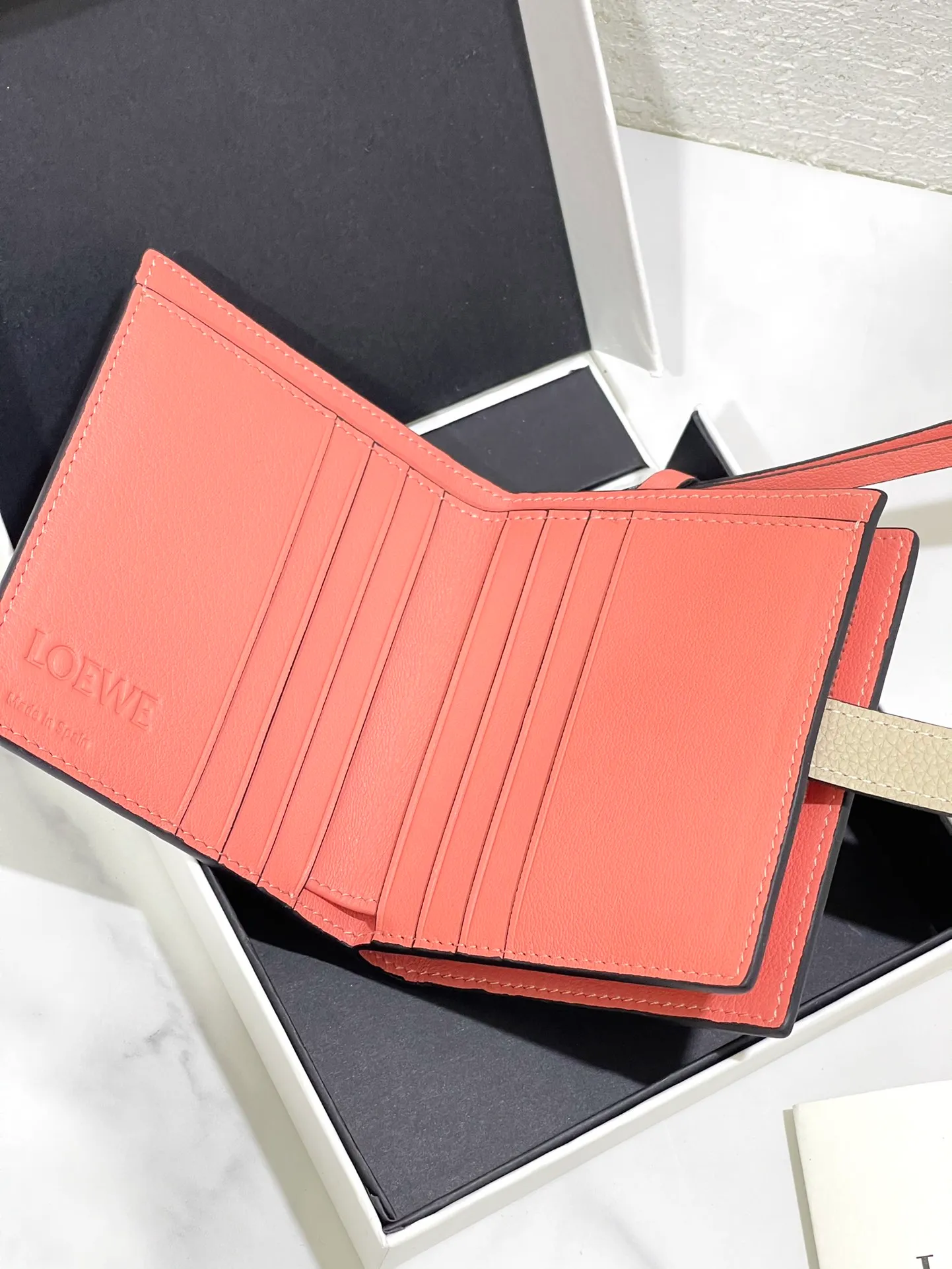 740💰 Compact zip wallet is made of wear-resistant piqué calfskin with a two-color combination. It has card slots and a coin pocket inside, making it exquisite and practical. Style number 3788, size 10.5*9*3