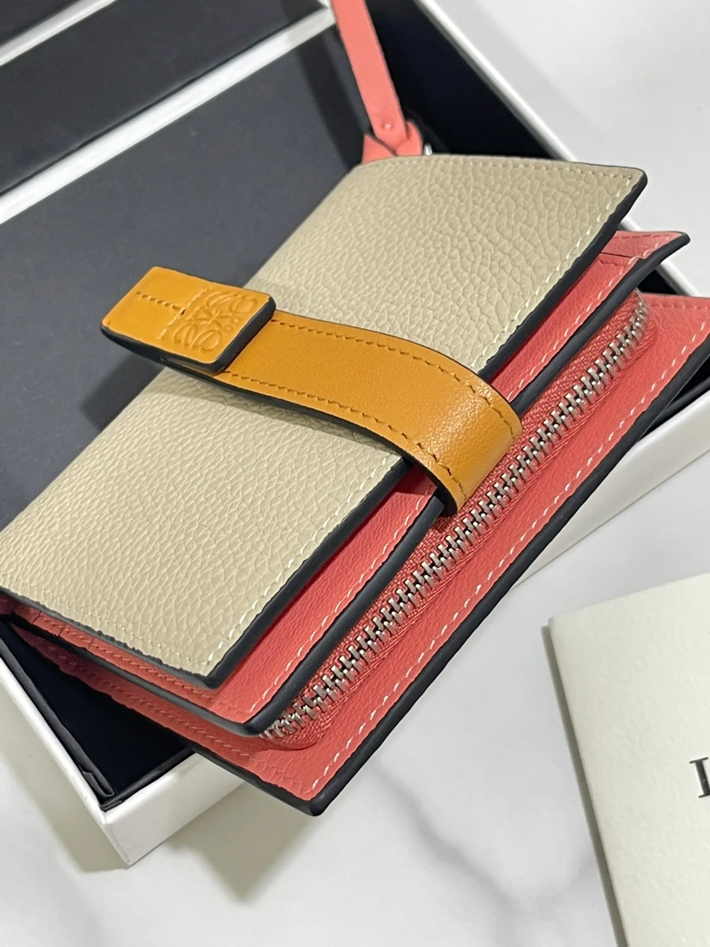 740💰 Compact zip wallet is made of wear-resistant piqué calfskin with a two-color combination. It has card slots and a coin pocket inside, making it exquisite and practical. Style number 3788, size 10.5*9*3