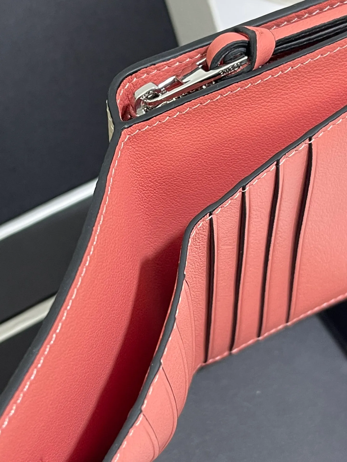740💰 Compact zip wallet is made of wear-resistant piqué calfskin with a two-color combination. It has card slots and a coin pocket inside, making it exquisite and practical. Style number 3788, size 10.5*9*3