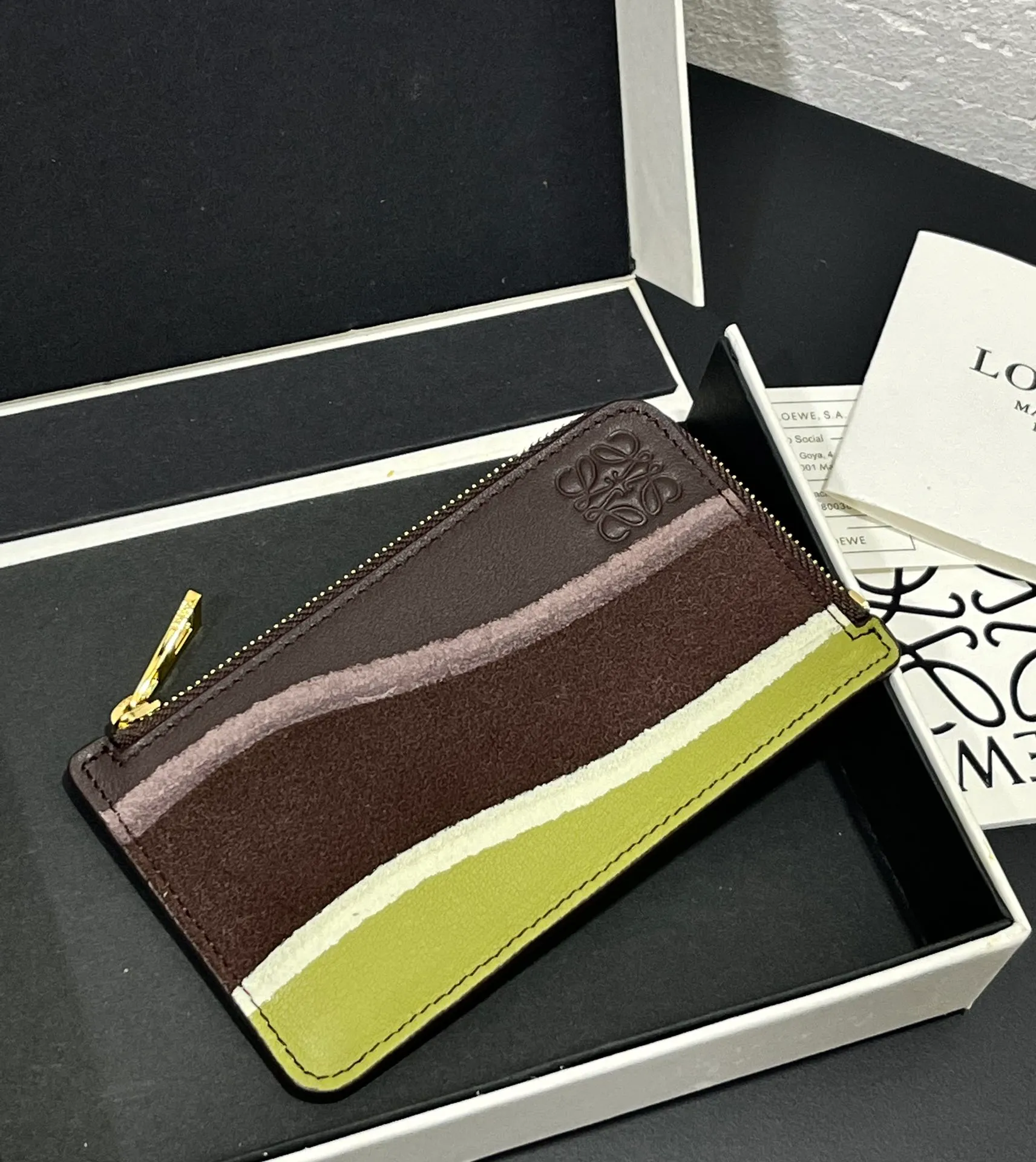 600💰 Landscape spliced ​​zipper card holder is made of calfskin and suede. This card holder is made by thinning, laminating, laminating and other complex production processes of different leathers. Four card slots and a zipper compartment. Style No. 3816 Note⚠️: The radian position of the leather splicing will be different, and there will be rubber bands or skin scars. Each one is unique, so please don’t disturb me if you mind!