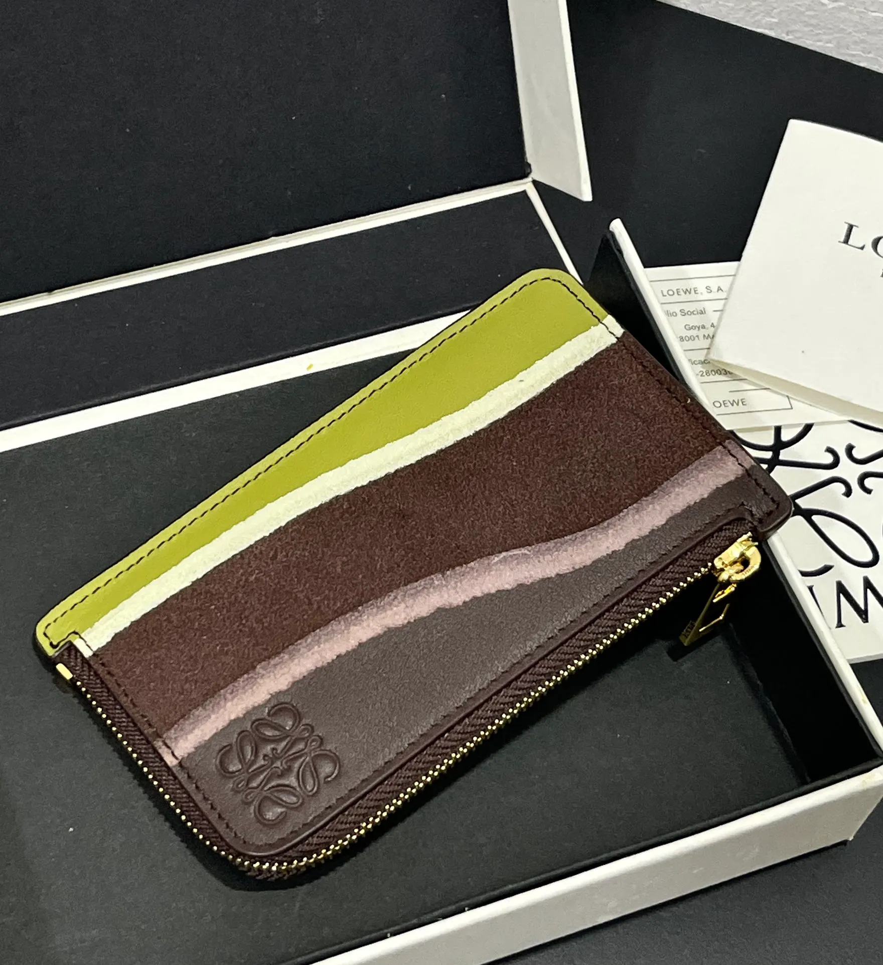 600💰 Landscape spliced ​​zipper card holder is made of calfskin and suede. This card holder is made by thinning, laminating, laminating and other complex production processes of different leathers. Four card slots and a zipper compartment. Style No. 3816 Note⚠️: The radian position of the leather splicing will be different, and there will be rubber bands or skin scars. Each one is unique, so please don’t disturb me if you mind!