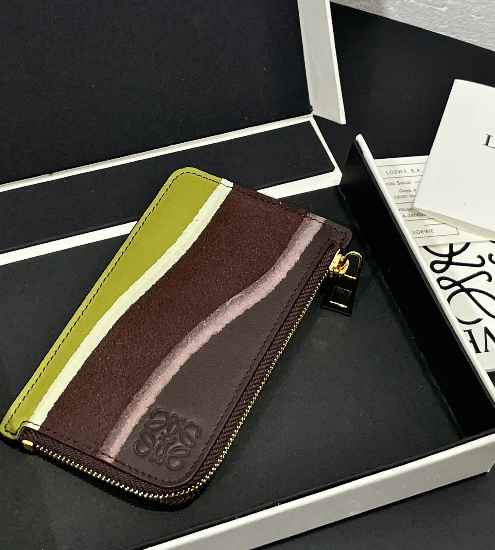 600💰 Landscape spliced ​​zipper card holder is made of calfskin and suede. This card holder is made by thinning, laminating, laminating and other complex production processes of different leathers. Four card slots and a zipper compartment. Style No. 3816 Note⚠️: The radian position of the leather splicing will be different, and there will be rubber bands or skin scars. Each one is unique, so please don’t disturb me if you mind!