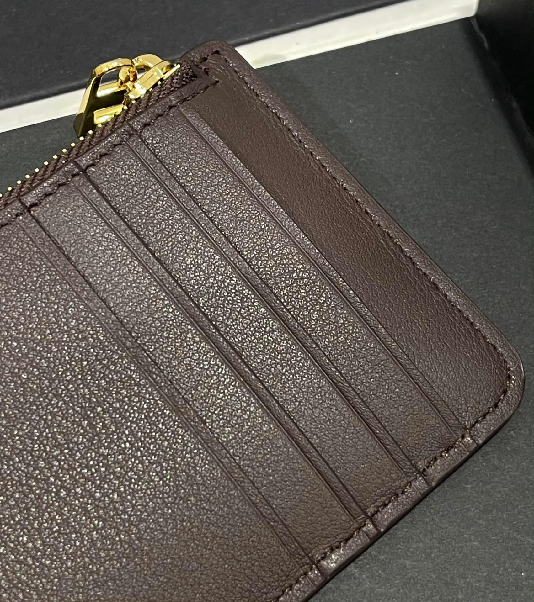 600💰 Landscape spliced ​​zipper card holder is made of calfskin and suede. This card holder is made by thinning, laminating, laminating and other complex production processes of different leathers. Four card slots and a zipper compartment. Style No. 3816 Note⚠️: The radian position of the leather splicing will be different, and there will be rubber bands or skin scars. Each one is unique, so please don’t disturb me if you mind!
