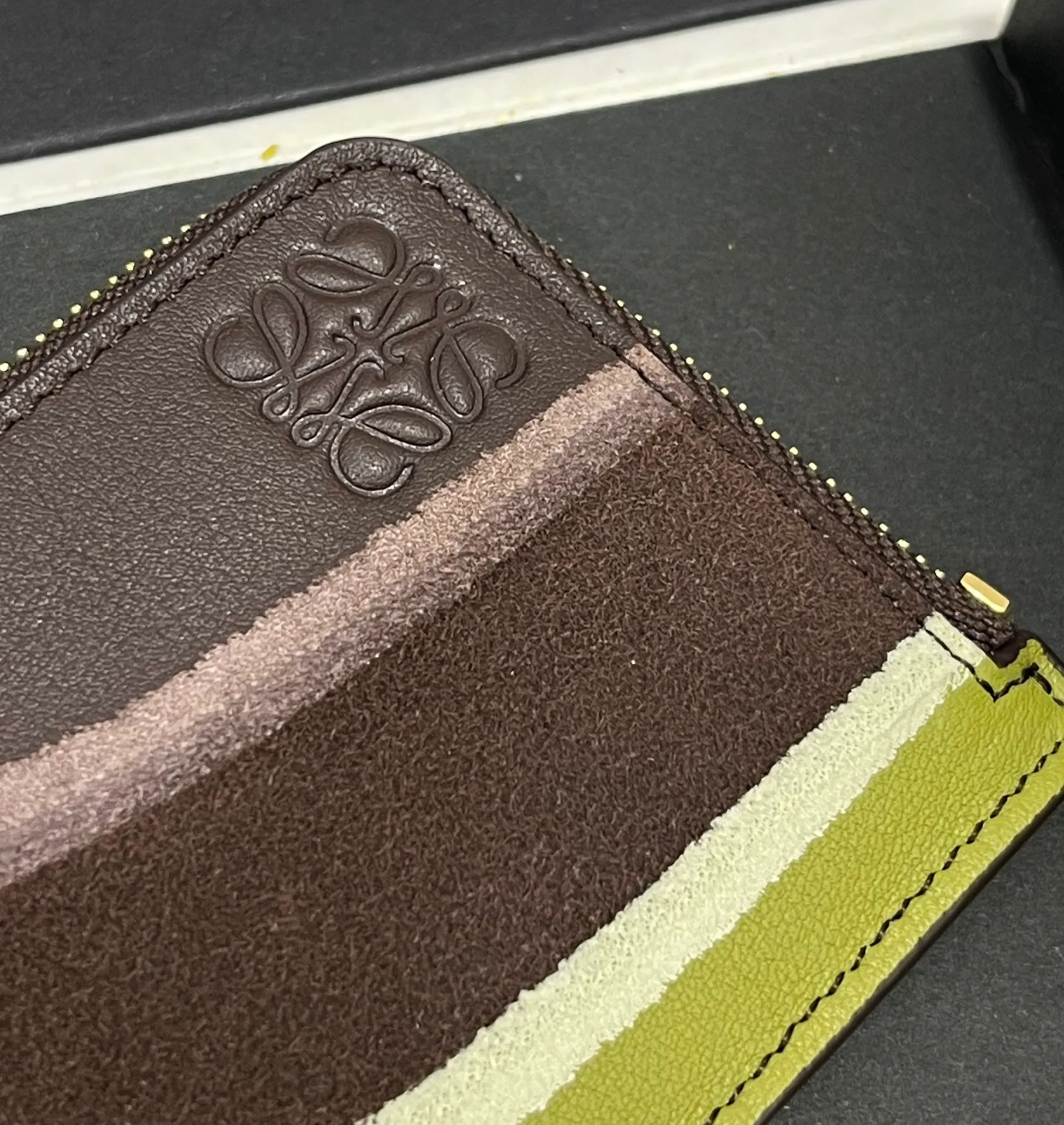 600💰 Landscape spliced ​​zipper card holder is made of calfskin and suede. This card holder is made by thinning, laminating, laminating and other complex production processes of different leathers. Four card slots and a zipper compartment. Style No. 3816 Note⚠️: The radian position of the leather splicing will be different, and there will be rubber bands or skin scars. Each one is unique, so please don’t disturb me if you mind!