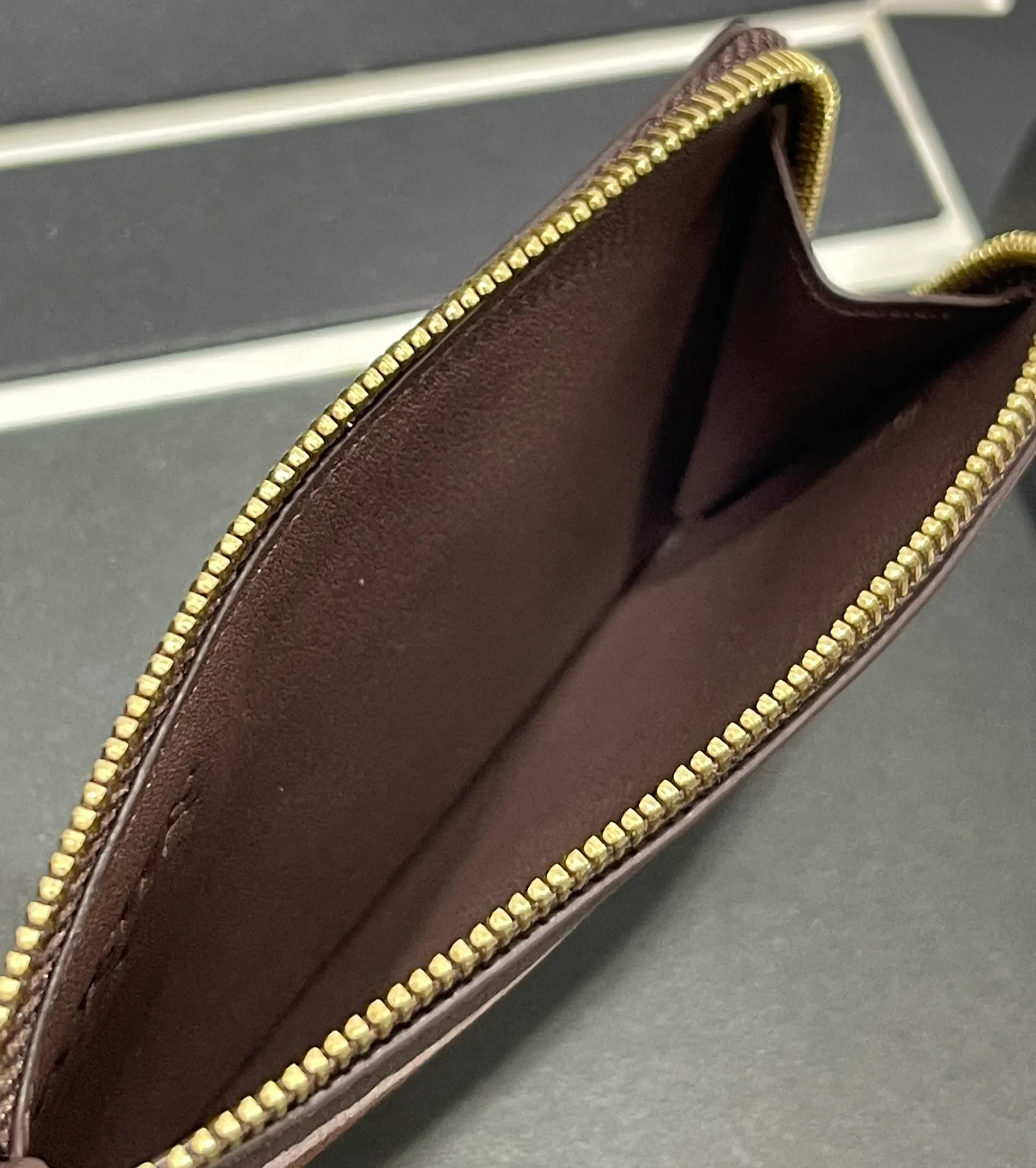 600💰 Landscape spliced ​​zipper card holder is made of calfskin and suede. This card holder is made by thinning, laminating, laminating and other complex production processes of different leathers. Four card slots and a zipper compartment. Style No. 3816 Note⚠️: The radian position of the leather splicing will be different, and there will be rubber bands or skin scars. Each one is unique, so please don’t disturb me if you mind!