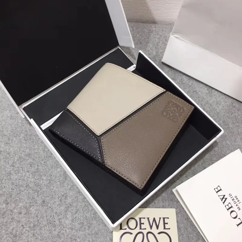 600💰 ## Men's Puzzle bifold wallet series color-blocked short clip is made of piqué calfskin. Its design features: 8 credit card slots and 2 slip pockets. Style number 3582, size 11.5*10