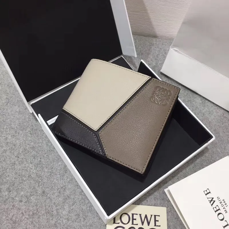 600💰 ## Men's Puzzle bifold wallet series color-blocked short clip is made of piqué calfskin. Its design features: 8 credit card slots and 2 slip pockets. Style number 3582, size 11.5*10