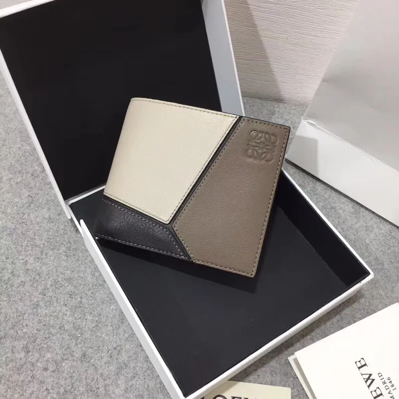 600💰 ## Men's Puzzle bifold wallet series color-blocked short clip is made of piqué calfskin. Its design features: 8 credit card slots and 2 slip pockets. Style number 3582, size 11.5*10