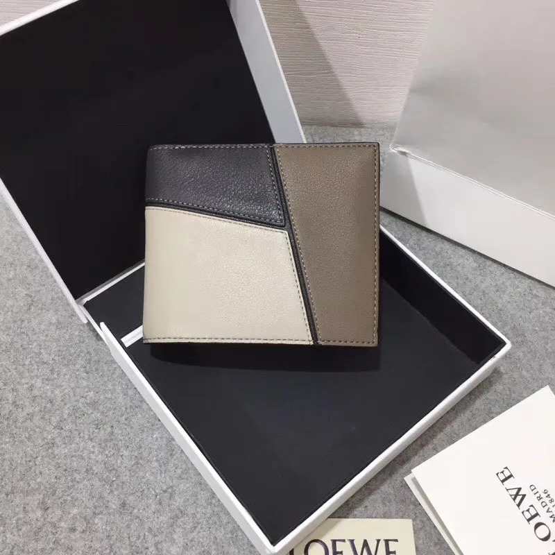 600💰 ## Men's Puzzle bifold wallet series color-blocked short clip is made of piqué calfskin. Its design features: 8 credit card slots and 2 slip pockets. Style number 3582, size 11.5*10
