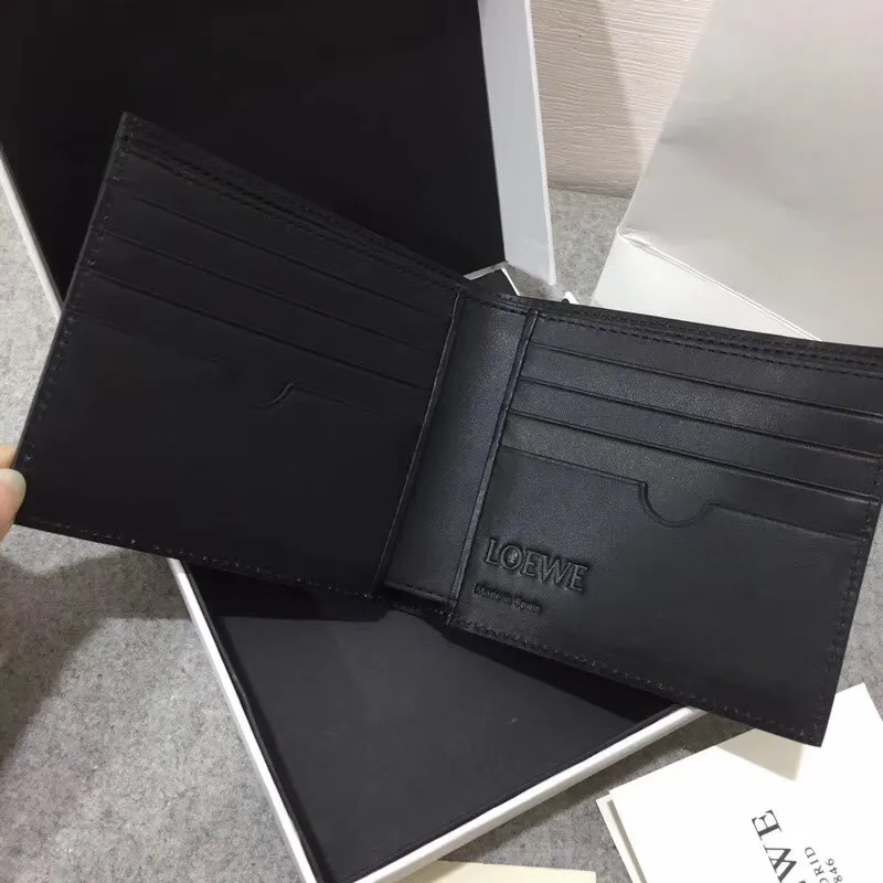 600💰 ## Men's Puzzle bifold wallet series color-blocked short clip is made of piqué calfskin. Its design features: 8 credit card slots and 2 slip pockets. Style number 3582, size 11.5*10