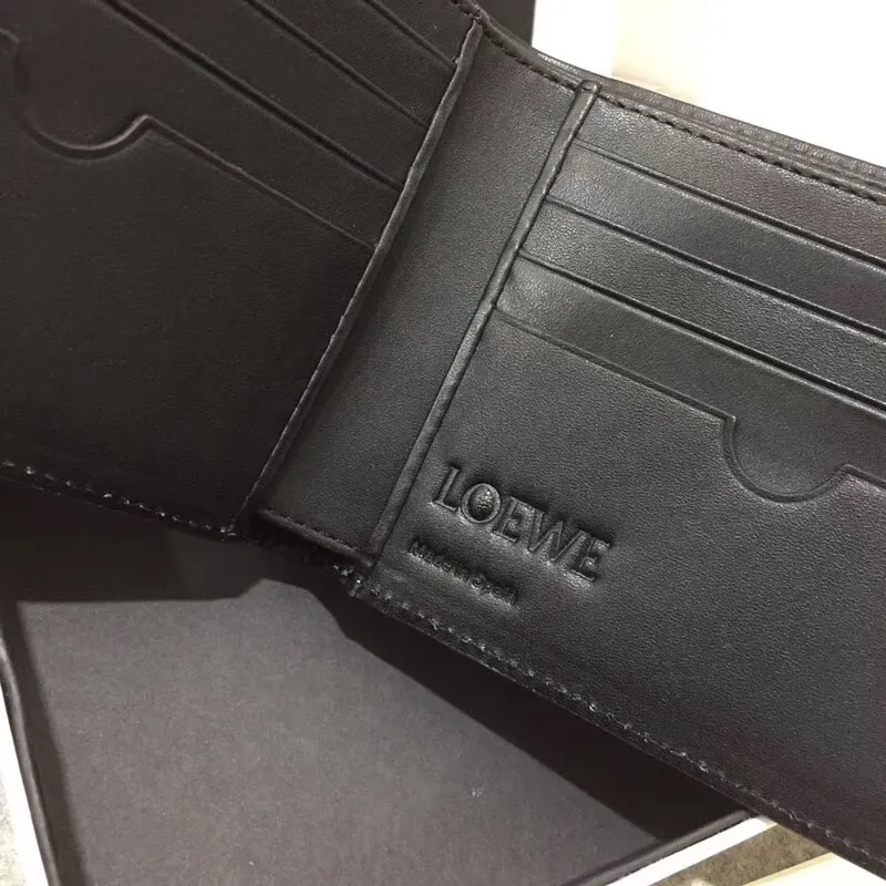 600💰 ## Men's Puzzle bifold wallet series color-blocked short clip is made of piqué calfskin. Its design features: 8 credit card slots and 2 slip pockets. Style number 3582, size 11.5*10