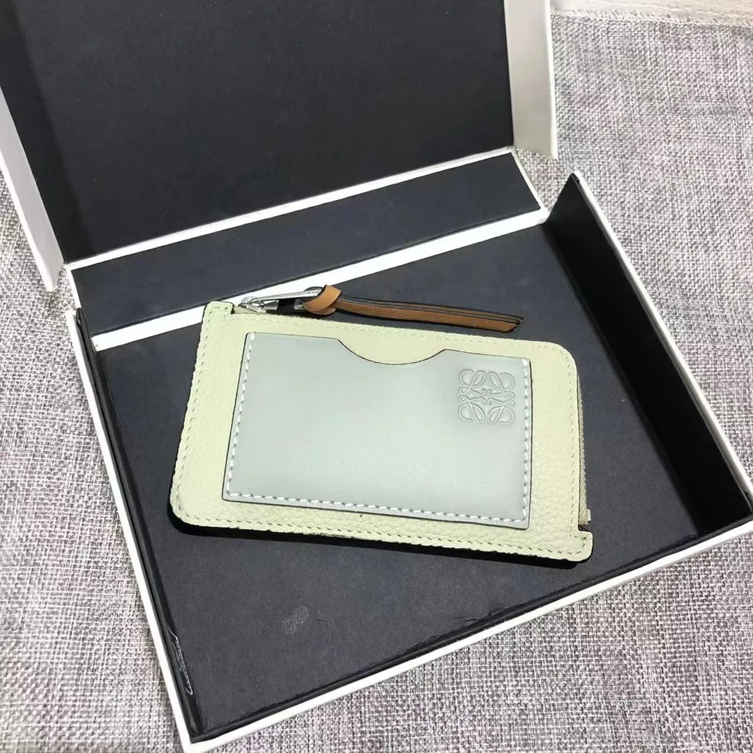 480💰 Color-blocked zippered card holder is made of soft pique calfskin and contrasting calfskin. There are card slots and zipper pockets on both sides, which can hold change and cards. It is exquisite and practical. Style number 3762, size 13*7.5
