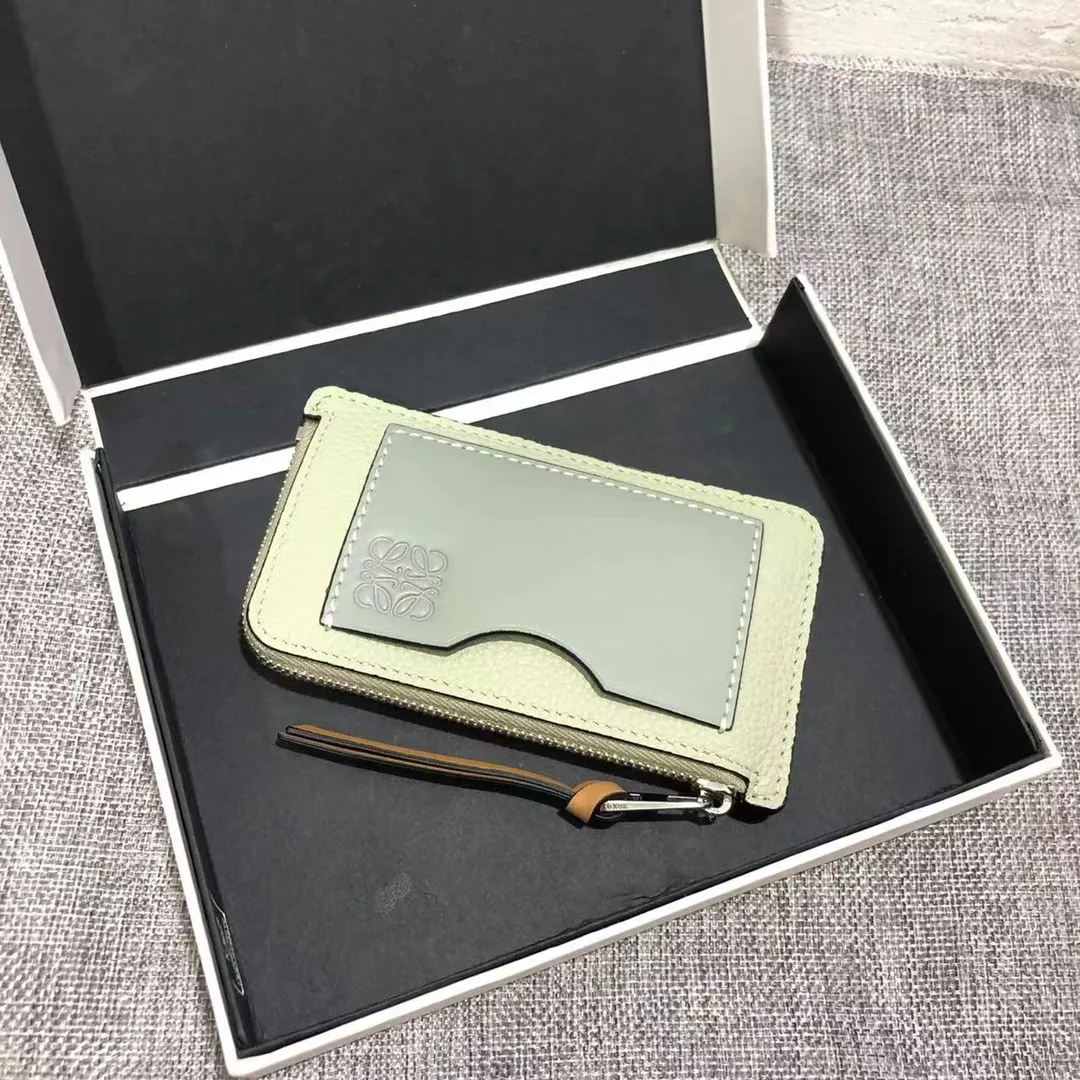 480💰 Color-blocked zippered card holder is made of soft pique calfskin and contrasting calfskin. There are card slots and zipper pockets on both sides, which can hold change and cards. It is exquisite and practical. Style number 3762, size 13*7.5