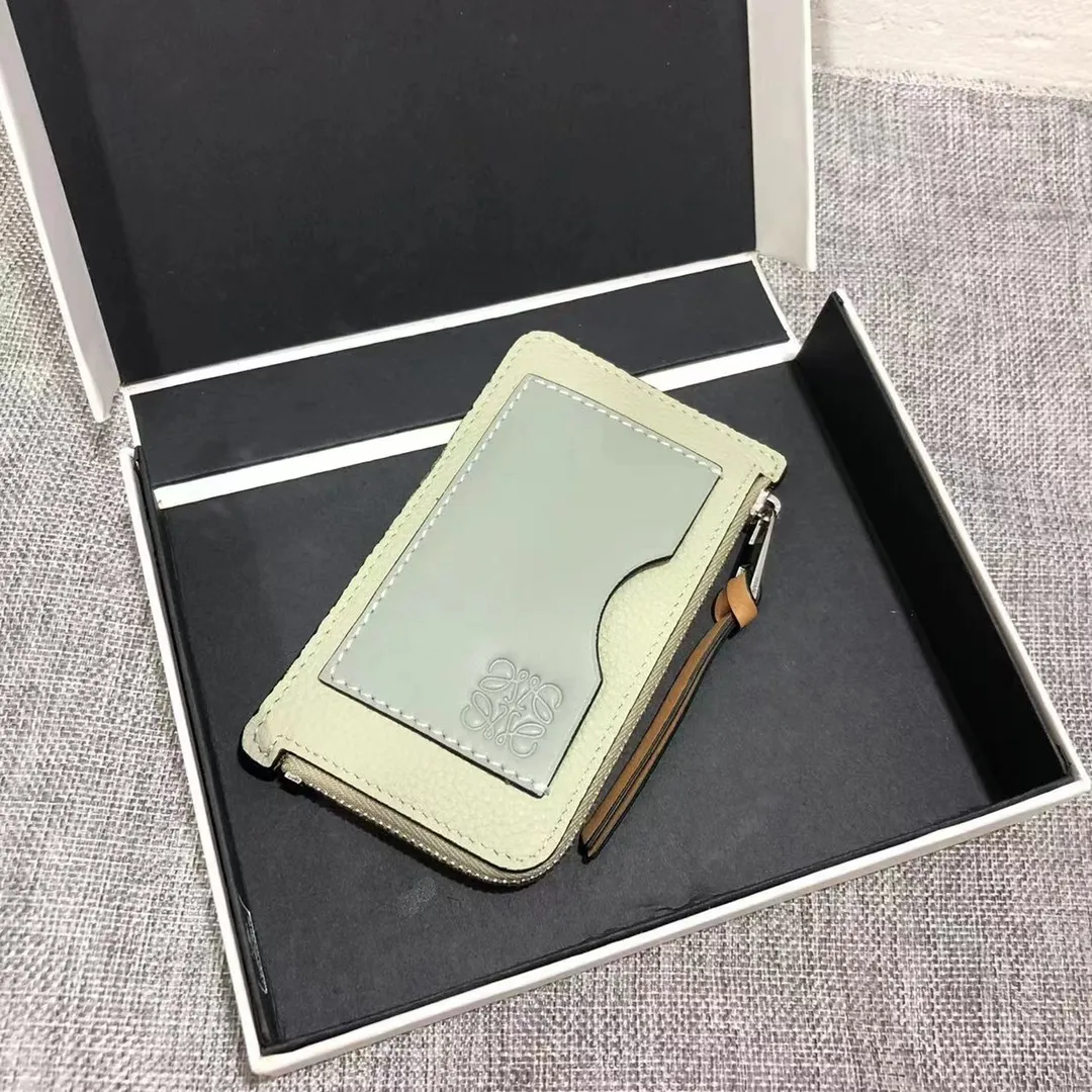 480💰 Color-blocked zippered card holder is made of soft pique calfskin and contrasting calfskin. There are card slots and zipper pockets on both sides, which can hold change and cards. It is exquisite and practical. Style number 3762, size 13*7.5