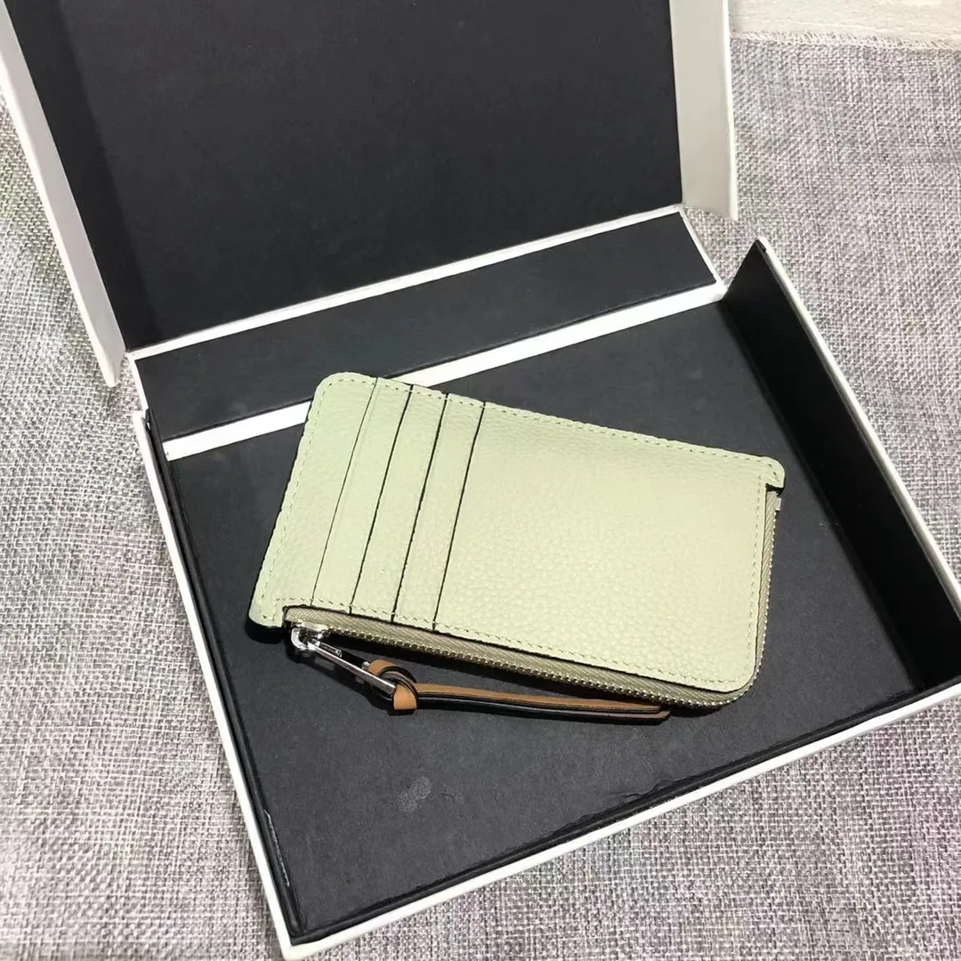 480💰 Color-blocked zippered card holder is made of soft pique calfskin and contrasting calfskin. There are card slots and zipper pockets on both sides, which can hold change and cards. It is exquisite and practical. Style number 3762, size 13*7.5
