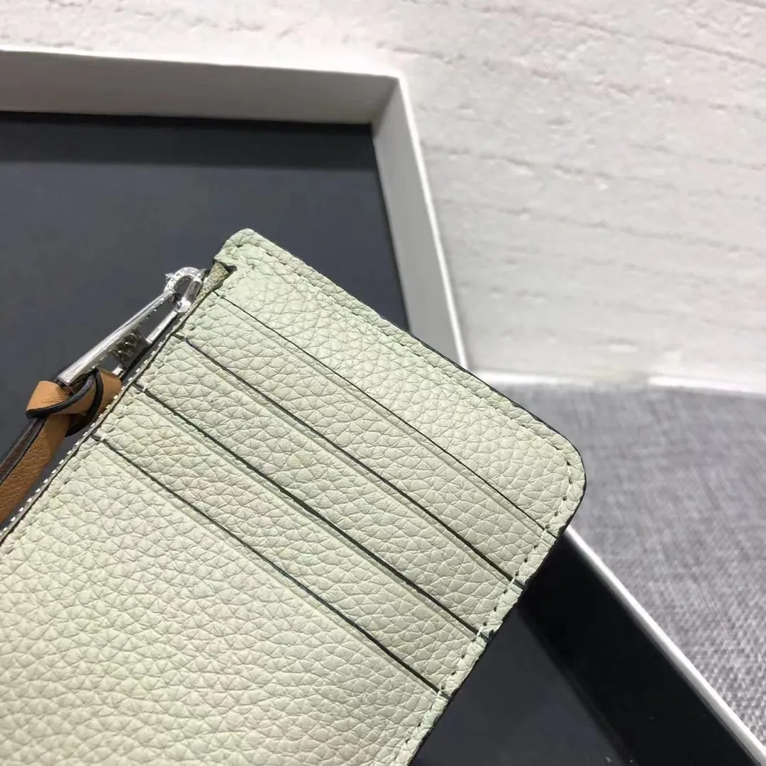480💰 Color-blocked zippered card holder is made of soft pique calfskin and contrasting calfskin. There are card slots and zipper pockets on both sides, which can hold change and cards. It is exquisite and practical. Style number 3762, size 13*7.5