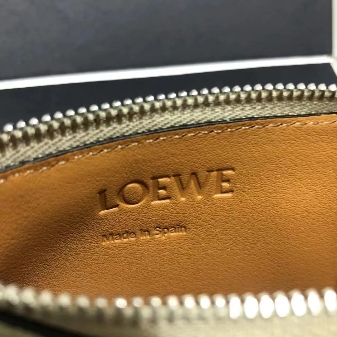 480💰 Color-blocked zippered card holder is made of soft pique calfskin and contrasting calfskin. There are card slots and zipper pockets on both sides, which can hold change and cards. It is exquisite and practical. Style number 3762, size 13*7.5