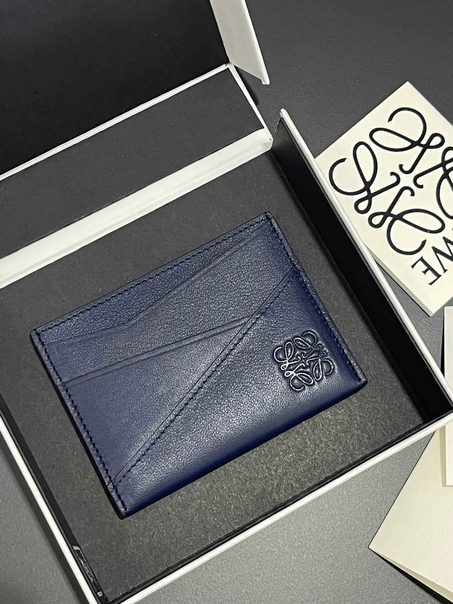 440💰 Men's single card holder shipped. The wallet is inspired by the puzzle series handbags. It adopts a unique geometric pattern. It is made of classic calfskin material. It has four card slots and a middle compartment. Style number 3802. Size 10.5*7.5