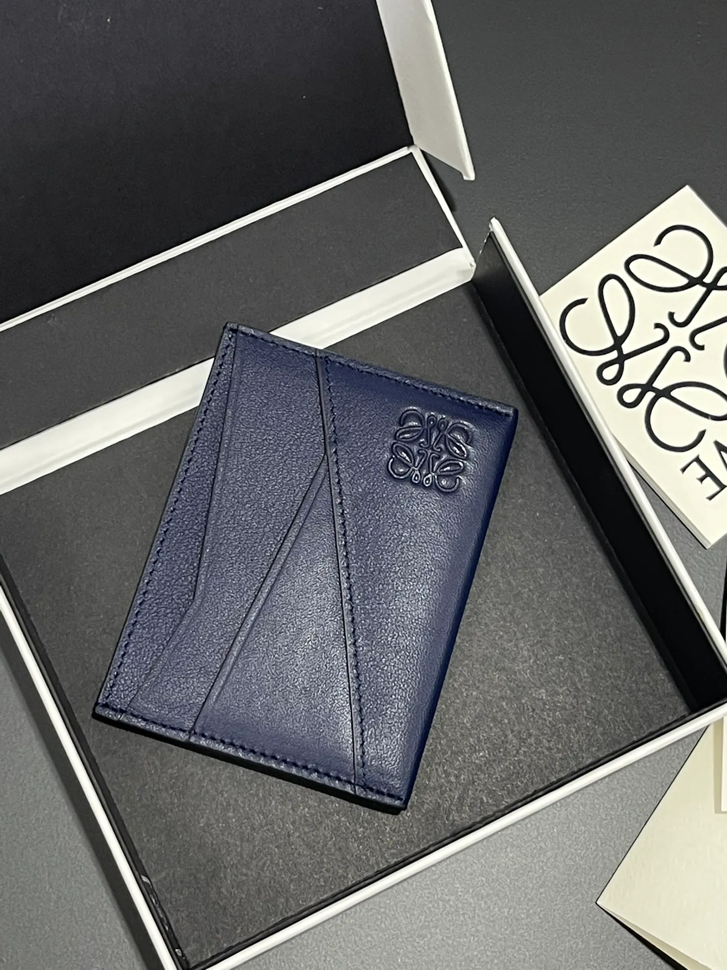 440💰 Men's single card holder shipped. The wallet is inspired by the puzzle series handbags. It adopts a unique geometric pattern. It is made of classic calfskin material. It has four card slots and a middle compartment. Style number 3802. Size 10.5*7.5