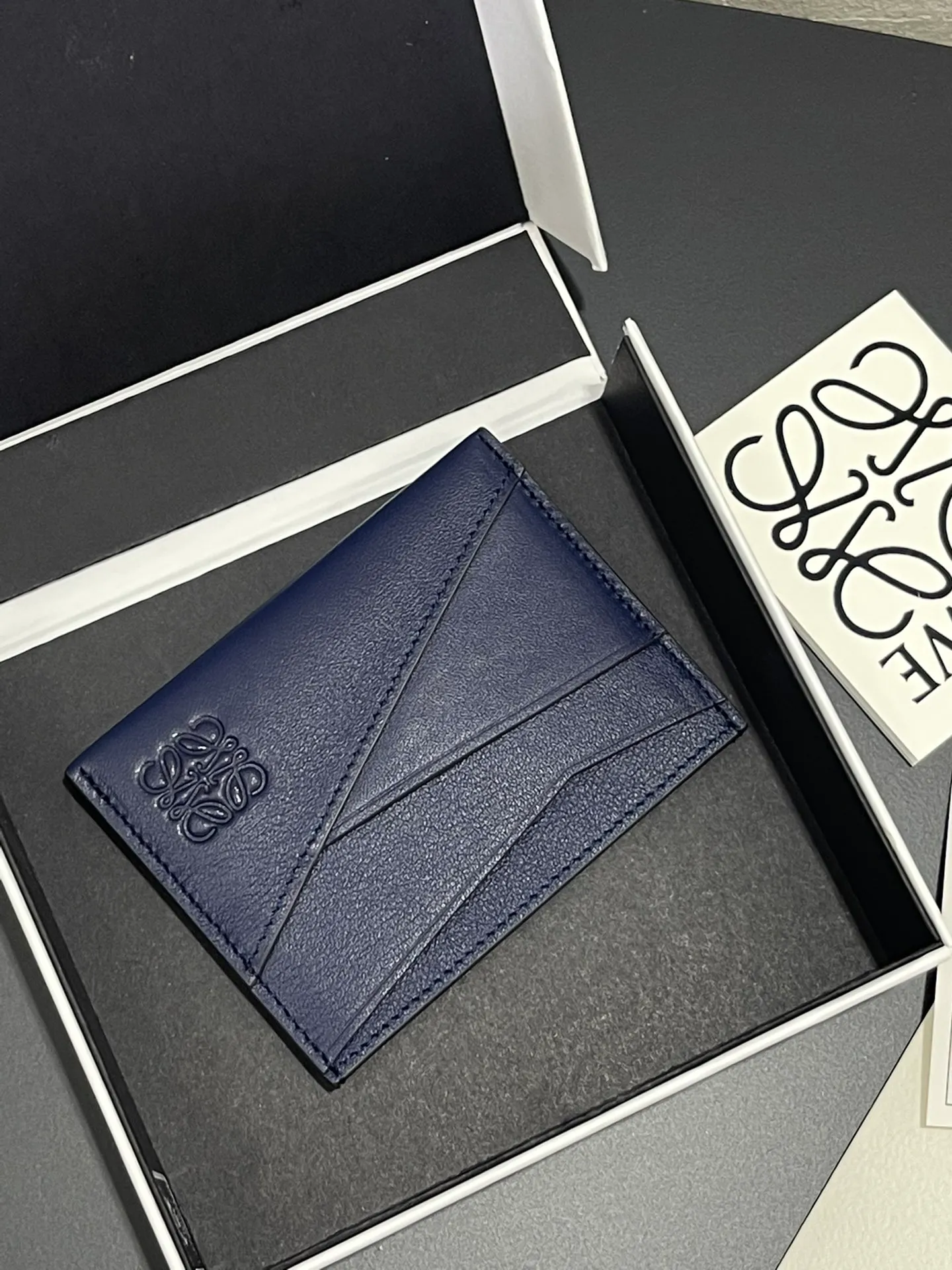 440💰 Men's single card holder shipped. The wallet is inspired by the puzzle series handbags. It adopts a unique geometric pattern. It is made of classic calfskin material. It has four card slots and a middle compartment. Style number 3802. Size 10.5*7.5