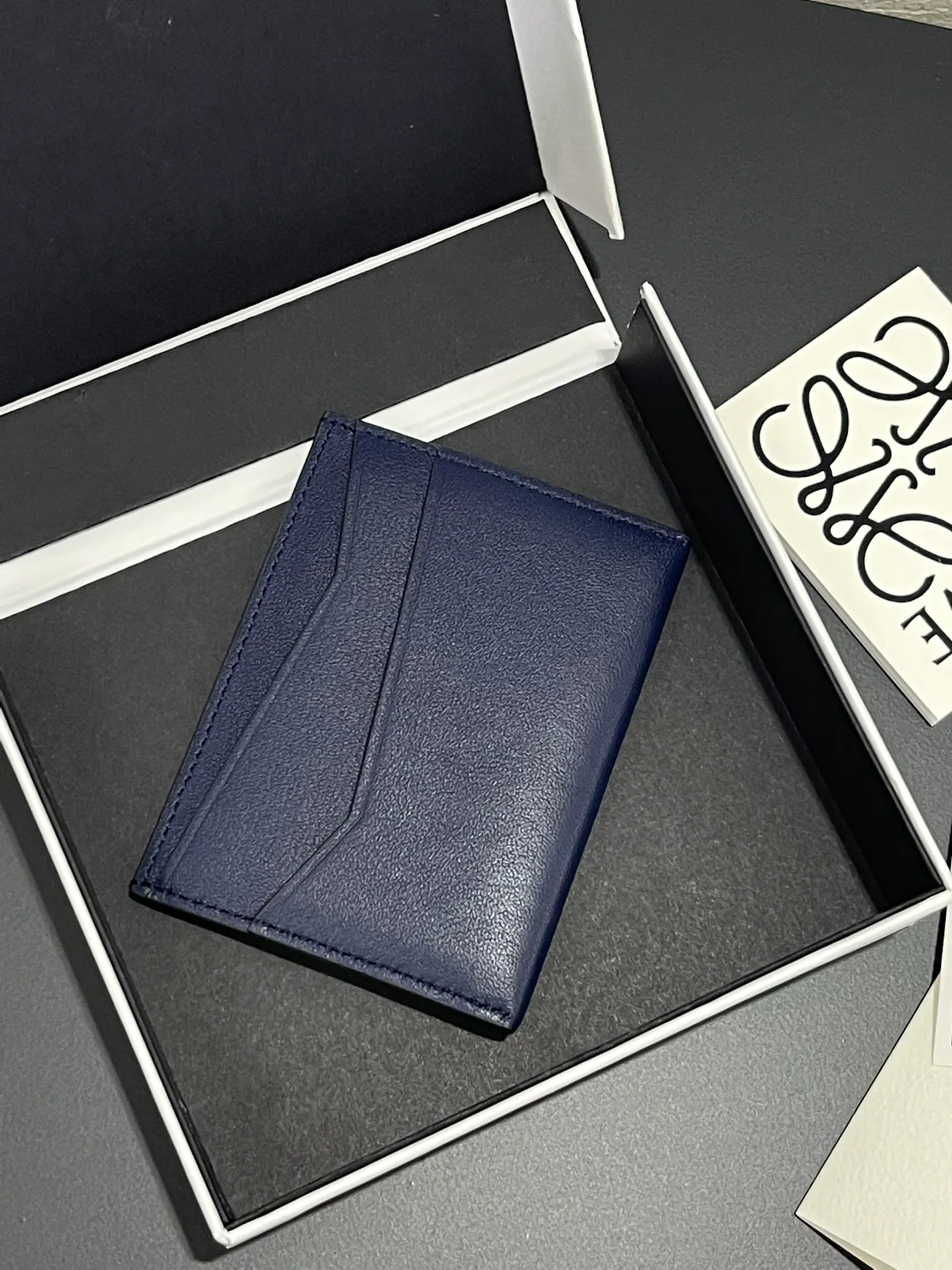 440💰 Men's single card holder shipped. The wallet is inspired by the puzzle series handbags. It adopts a unique geometric pattern. It is made of classic calfskin material. It has four card slots and a middle compartment. Style number 3802. Size 10.5*7.5