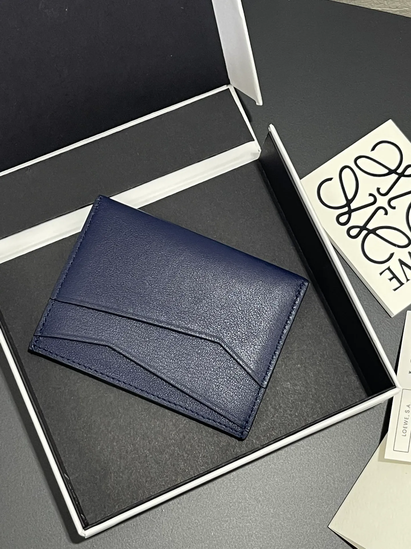 440💰 Men's single card holder shipped. The wallet is inspired by the puzzle series handbags. It adopts a unique geometric pattern. It is made of classic calfskin material. It has four card slots and a middle compartment. Style number 3802. Size 10.5*7.5