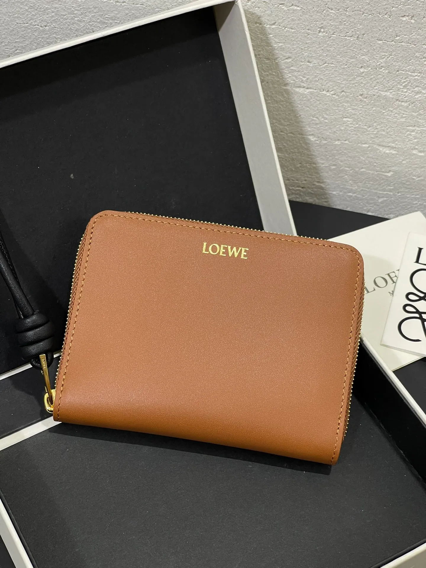 Glossy nappa leather knotted zipper wallet with sheepskin lining, color-blocked knotted pull tab, six card slots and zipper compartment. Style number 3805, size 12*9.5 💰410
