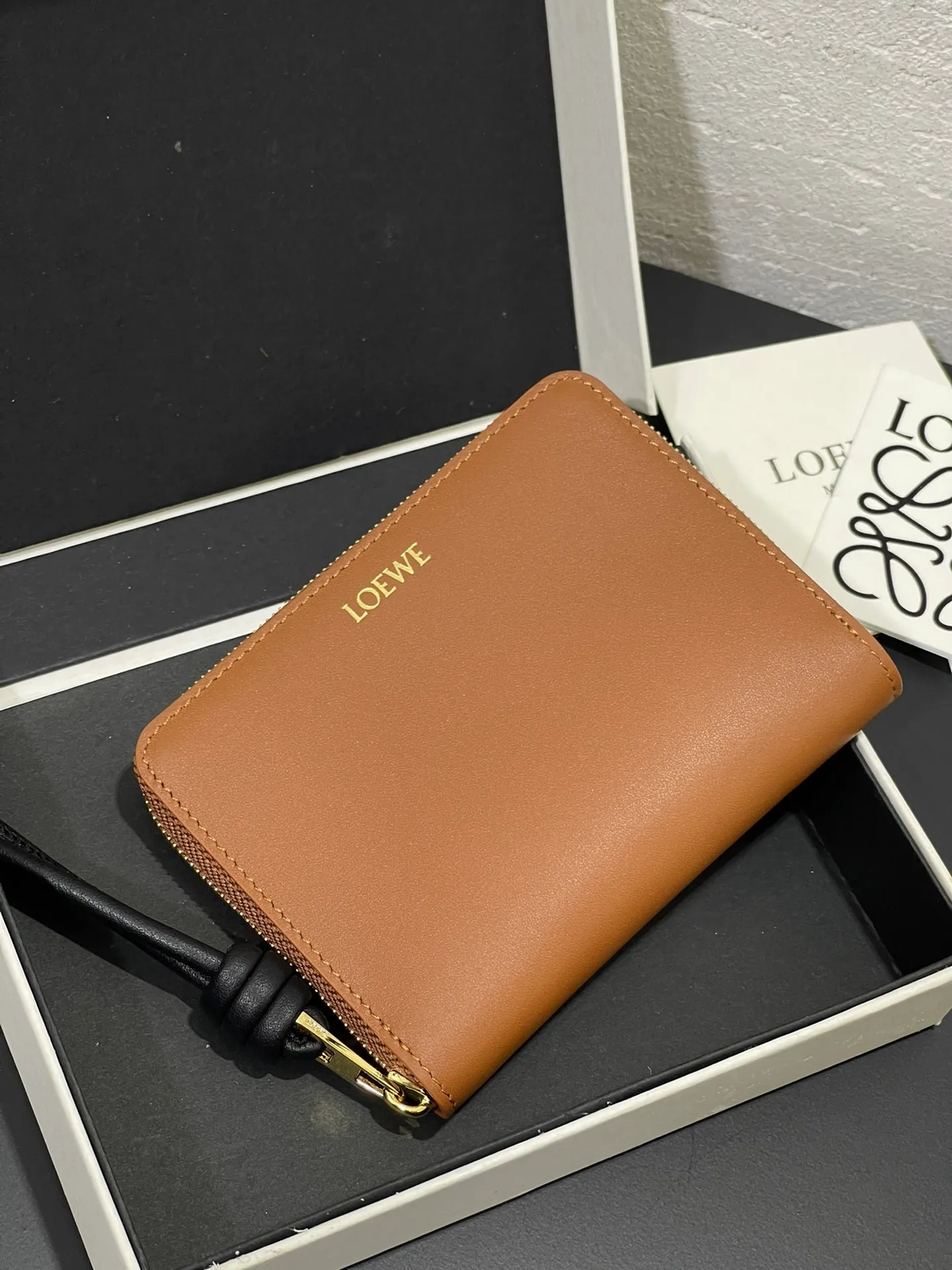 Glossy nappa leather knotted zipper wallet with sheepskin lining, color-blocked knotted pull tab, six card slots and zipper compartment. Style number 3805, size 12*9.5 💰410