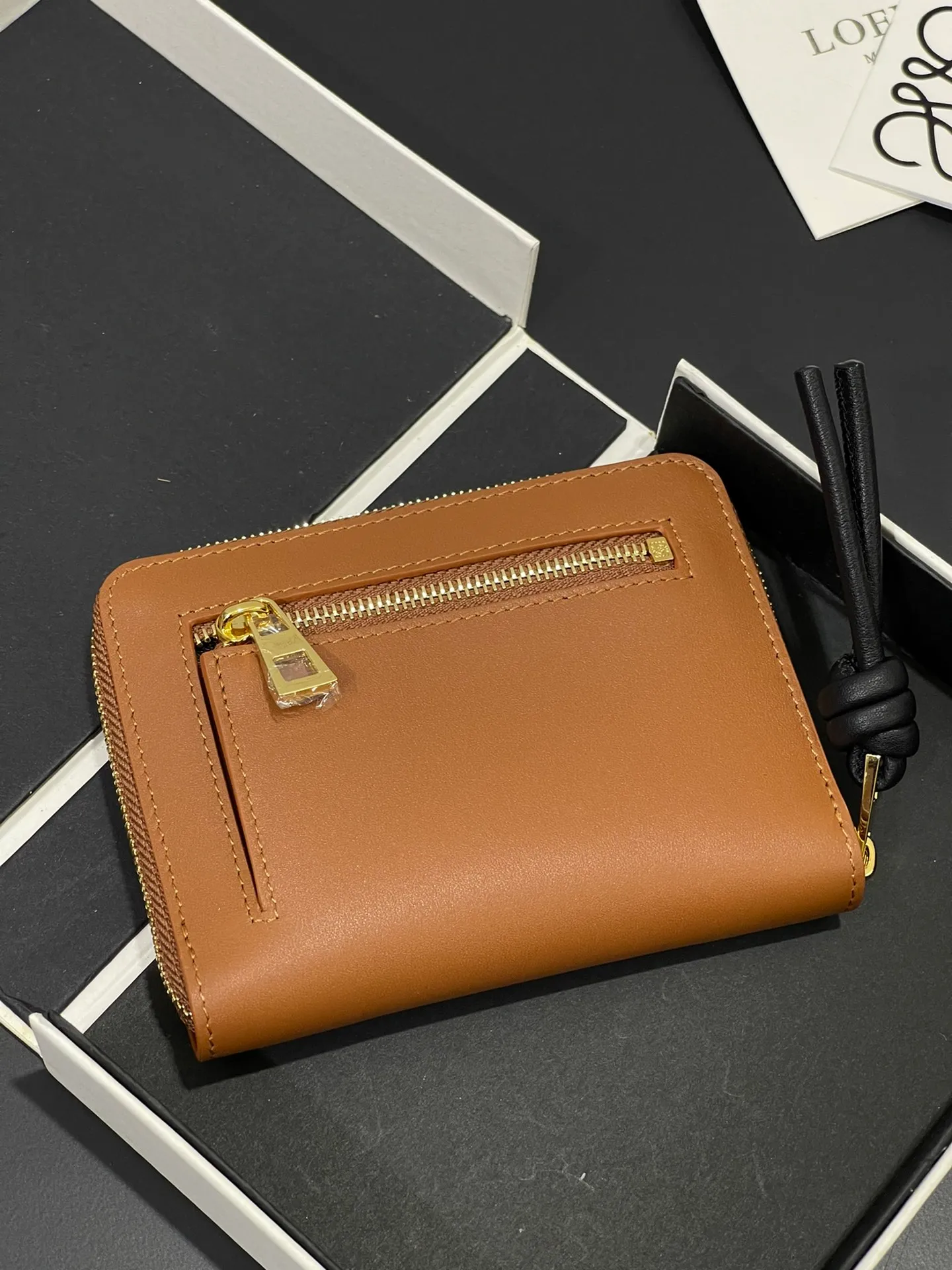Glossy nappa leather knotted zipper wallet with sheepskin lining, color-blocked knotted pull tab, six card slots and zipper compartment. Style number 3805, size 12*9.5 💰410