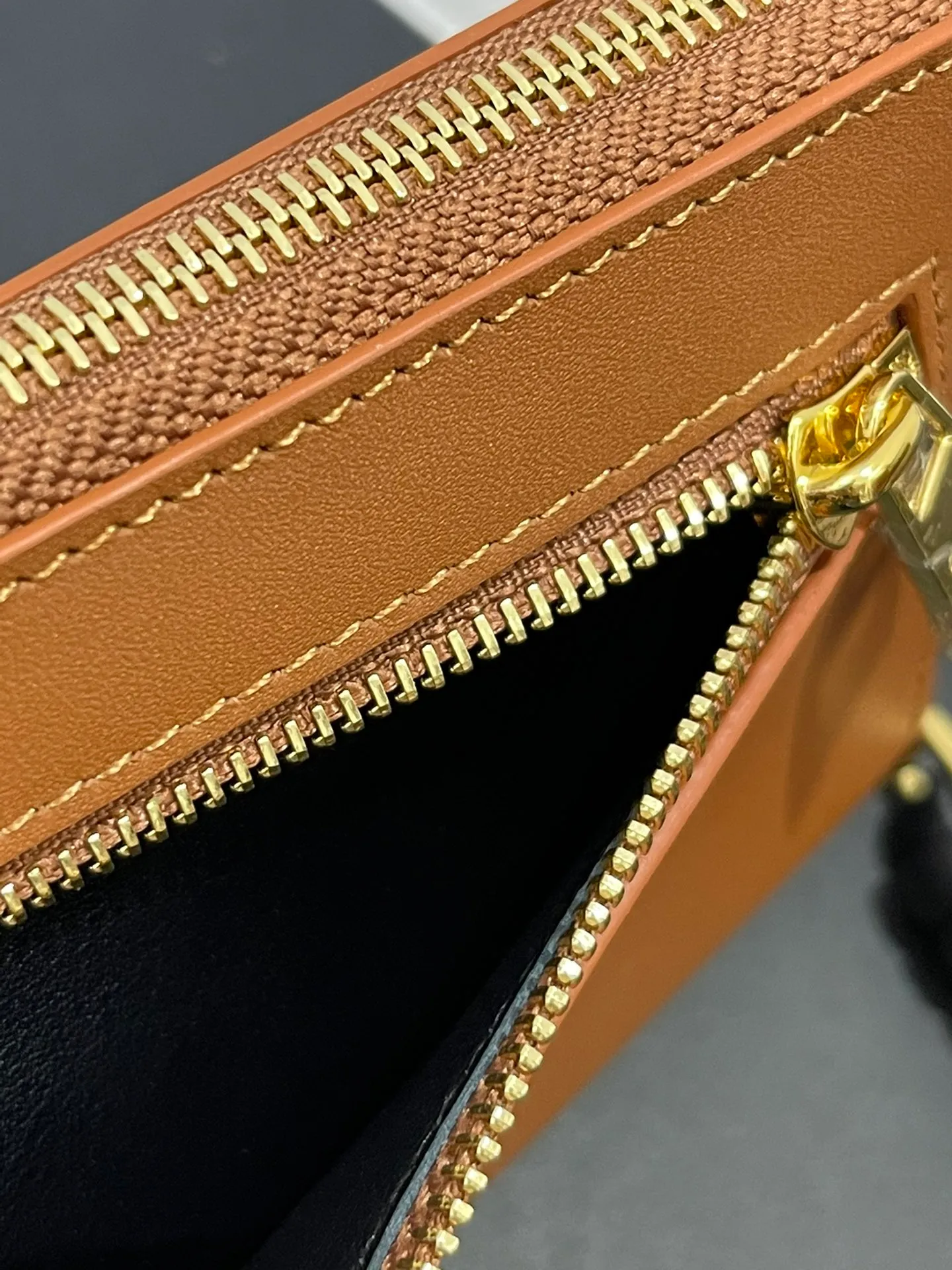 Glossy nappa leather knotted zipper wallet with sheepskin lining, color-blocked knotted pull tab, six card slots and zipper compartment. Style number 3805, size 12*9.5 💰410