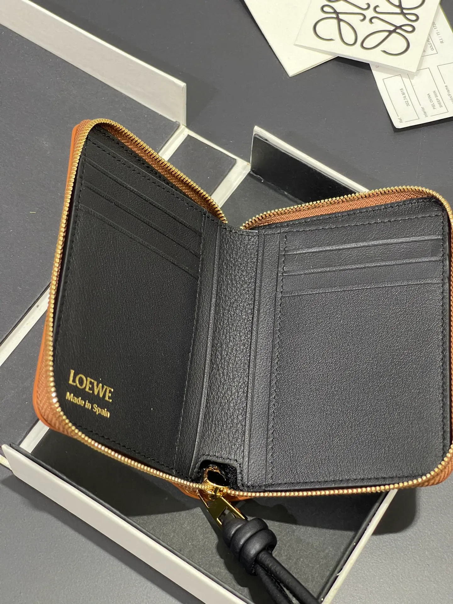 Glossy nappa leather knotted zipper wallet with sheepskin lining, color-blocked knotted pull tab, six card slots and zipper compartment. Style number 3805, size 12*9.5 💰410