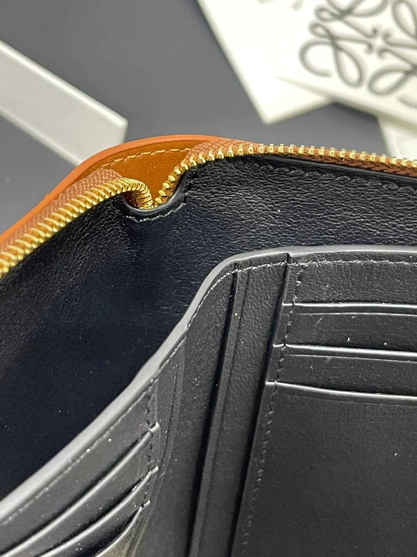 Glossy nappa leather knotted zipper wallet with sheepskin lining, color-blocked knotted pull tab, six card slots and zipper compartment. Style number 3805, size 12*9.5 💰410