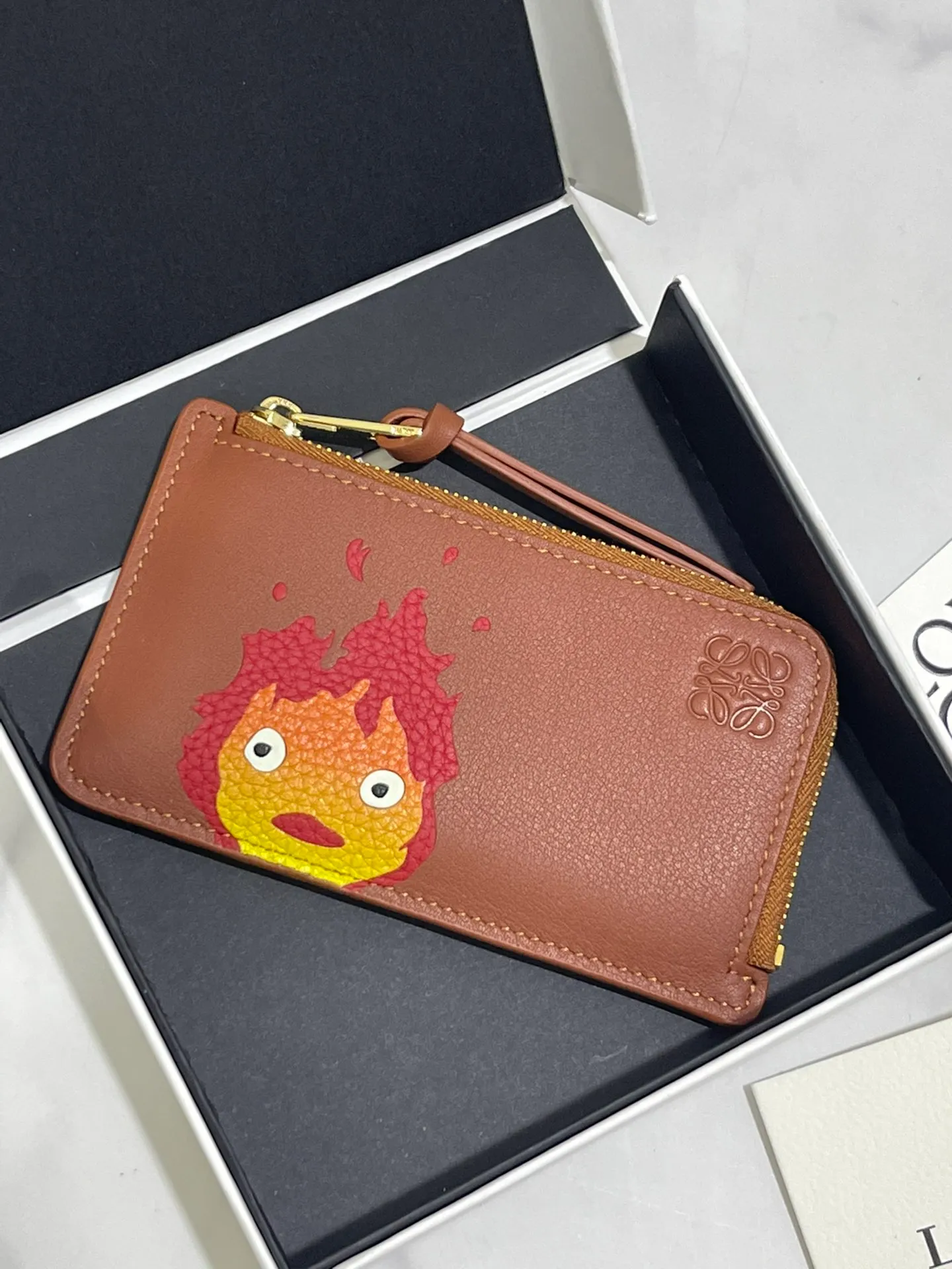 ❤️Calcifer zipper card holder✖️Howl's Moving Castle is said to be the final work of LOE**WE and Hayao Miyazaki. It is made of classic calfskin, using precise cutting technology, made with inlay technology, 4 card slots and a large zippered pocket. Style No. 3789, size 13*7.5, (Note⚠️: Since the pattern is inlaid and spliced ​​by hand, it is normal to have gaps and flakes on the leather) 💰660