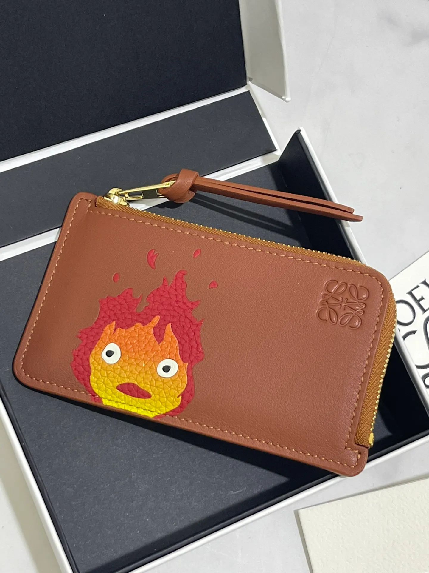 ❤️Calcifer zipper card holder✖️Howl's Moving Castle is said to be the final work of LOE**WE and Hayao Miyazaki. It is made of classic calfskin, using precise cutting technology, made with inlay technology, 4 card slots and a large zippered pocket. Style No. 3789, size 13*7.5, (Note⚠️: Since the pattern is inlaid and spliced ​​by hand, it is normal to have gaps and flakes on the leather) 💰660