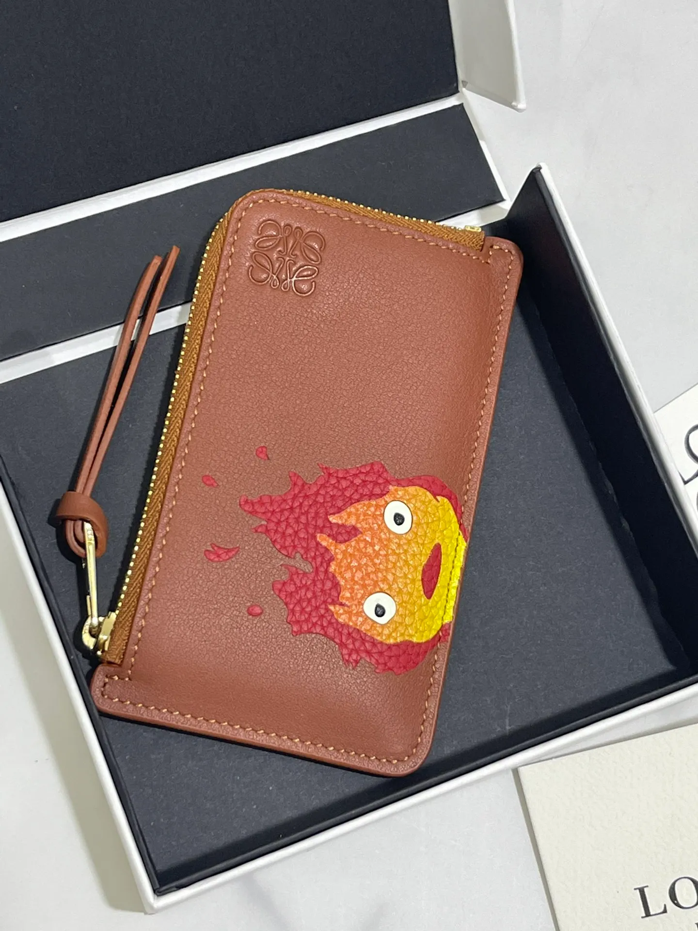 ❤️Calcifer zipper card holder✖️Howl's Moving Castle is said to be the final work of LOE**WE and Hayao Miyazaki. It is made of classic calfskin, using precise cutting technology, made with inlay technology, 4 card slots and a large zippered pocket. Style No. 3789, size 13*7.5, (Note⚠️: Since the pattern is inlaid and spliced ​​by hand, it is normal to have gaps and flakes on the leather) 💰660