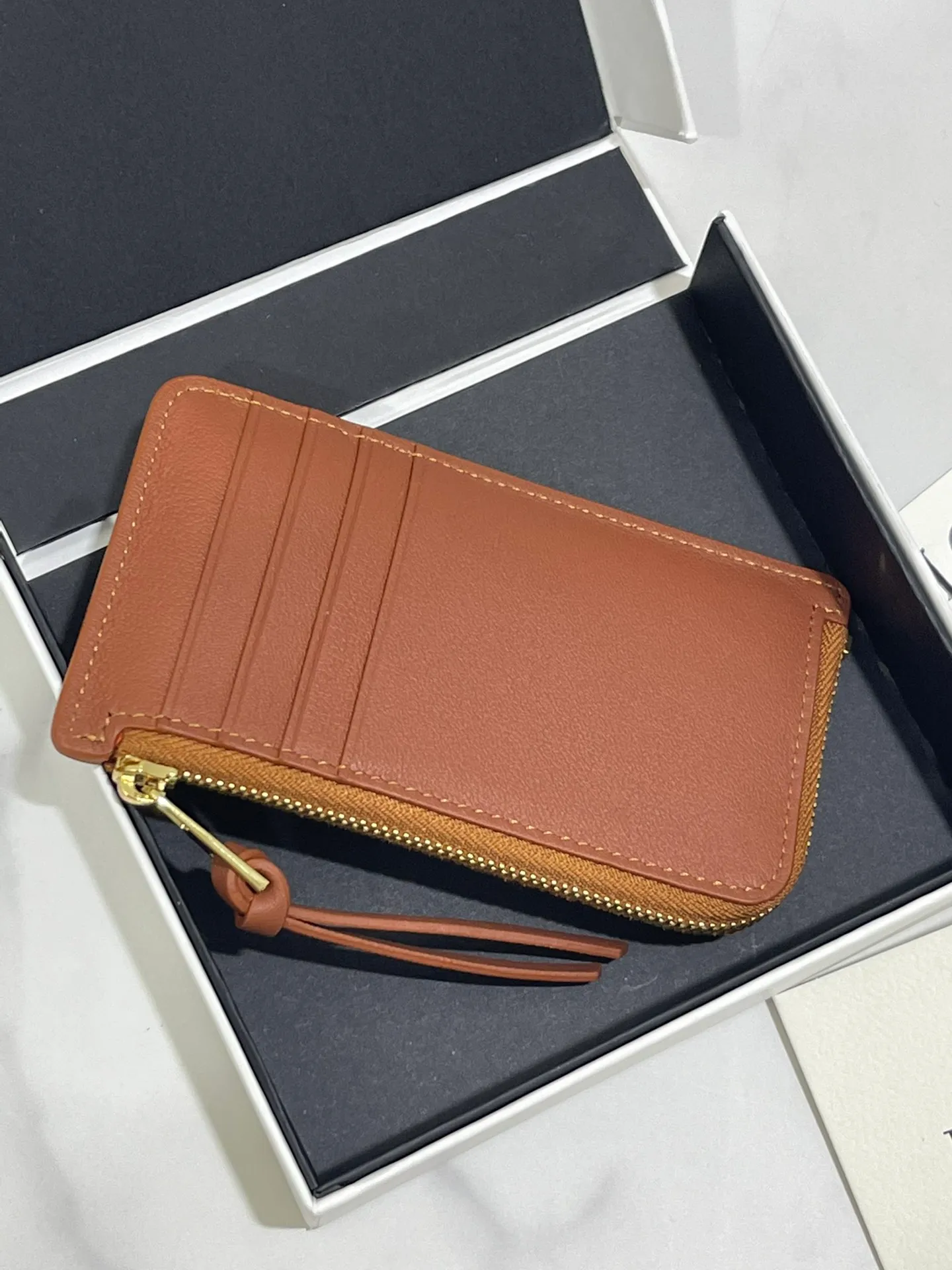❤️Calcifer zipper card holder✖️Howl's Moving Castle is said to be the final work of LOE**WE and Hayao Miyazaki. It is made of classic calfskin, using precise cutting technology, made with inlay technology, 4 card slots and a large zippered pocket. Style No. 3789, size 13*7.5, (Note⚠️: Since the pattern is inlaid and spliced ​​by hand, it is normal to have gaps and flakes on the leather) 💰660