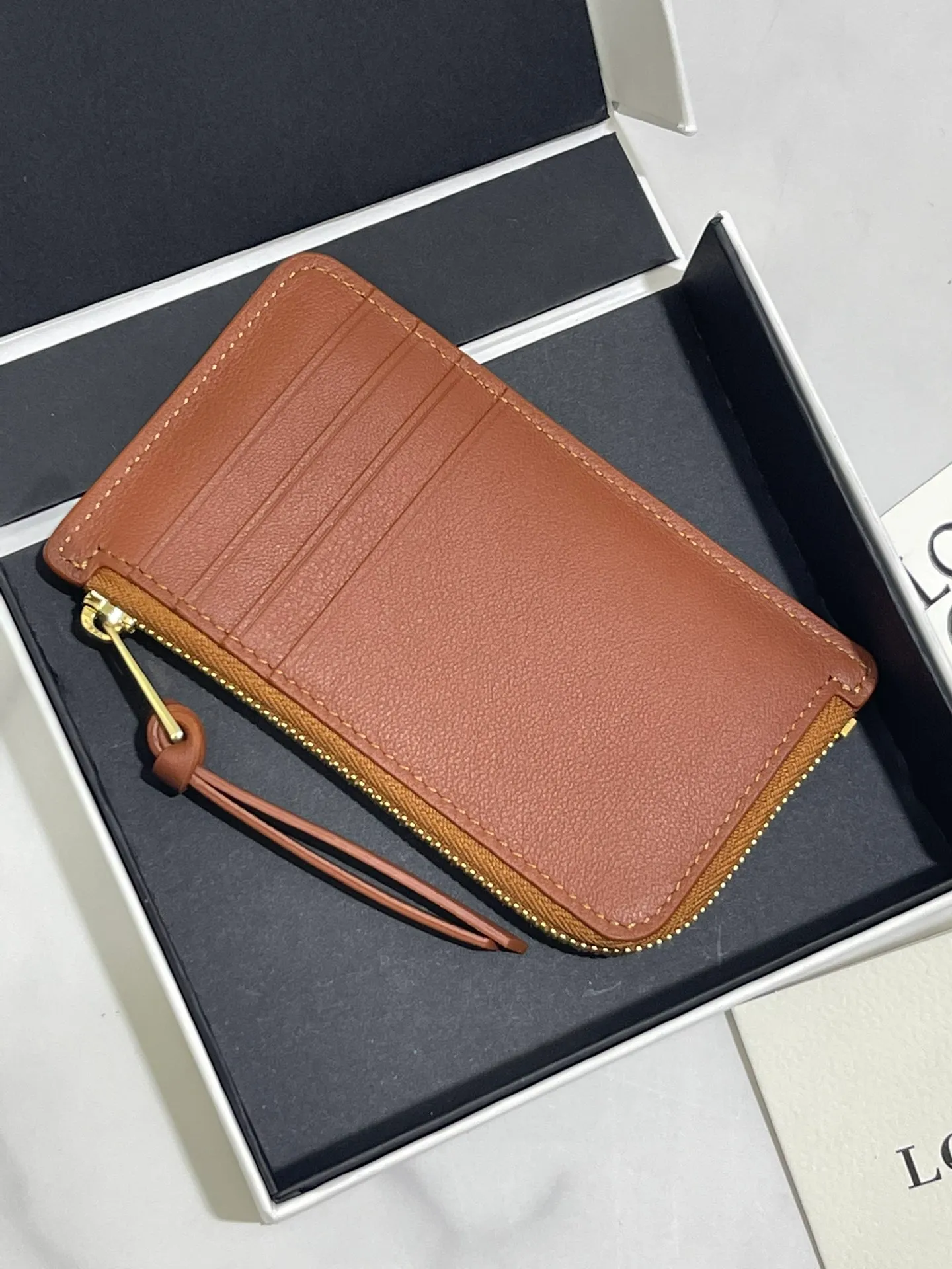 ❤️Calcifer zipper card holder✖️Howl's Moving Castle is said to be the final work of LOE**WE and Hayao Miyazaki. It is made of classic calfskin, using precise cutting technology, made with inlay technology, 4 card slots and a large zippered pocket. Style No. 3789, size 13*7.5, (Note⚠️: Since the pattern is inlaid and spliced ​​by hand, it is normal to have gaps and flakes on the leather) 💰660
