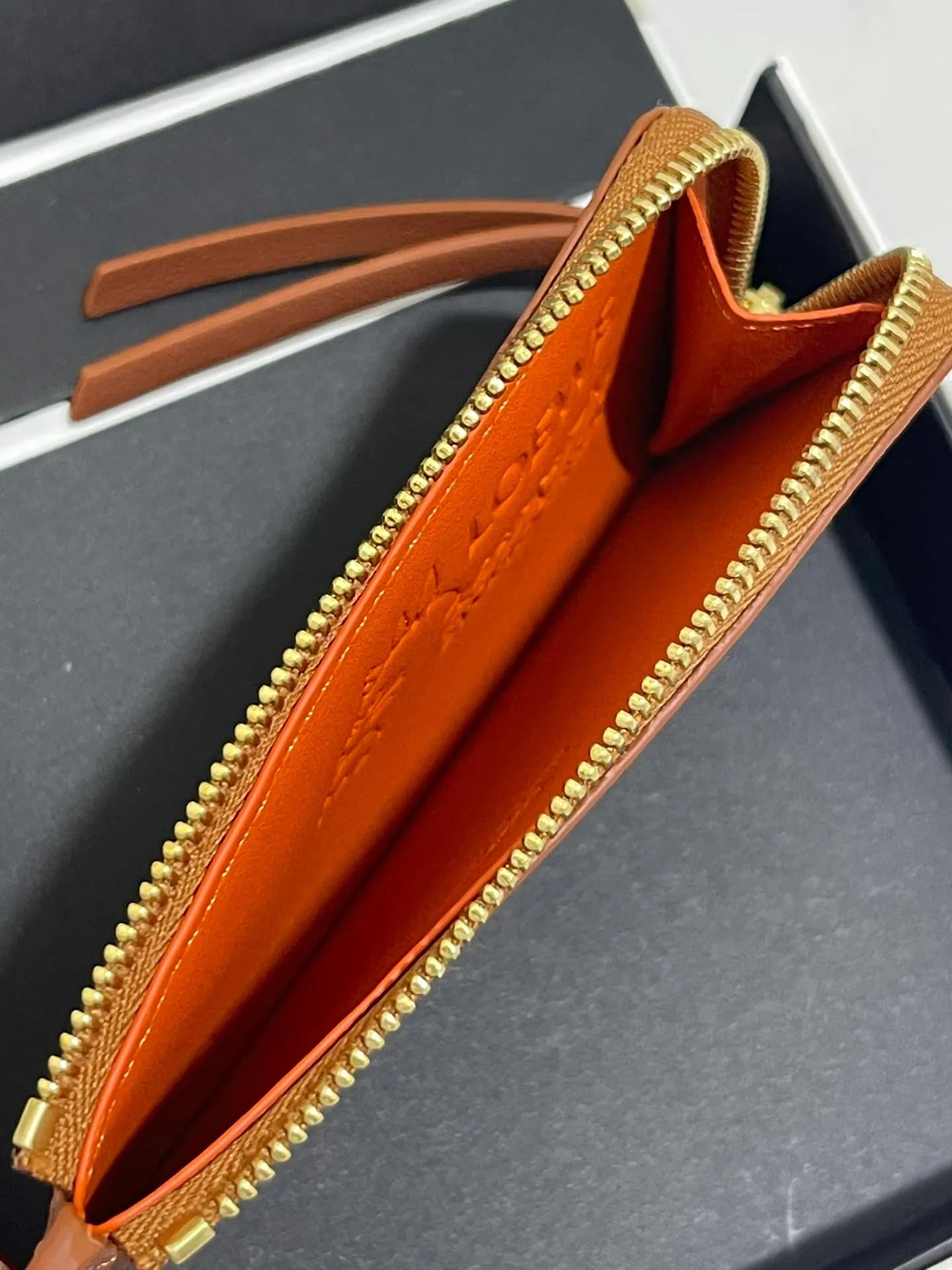 ❤️Calcifer zipper card holder✖️Howl's Moving Castle is said to be the final work of LOE**WE and Hayao Miyazaki. It is made of classic calfskin, using precise cutting technology, made with inlay technology, 4 card slots and a large zippered pocket. Style No. 3789, size 13*7.5, (Note⚠️: Since the pattern is inlaid and spliced ​​by hand, it is normal to have gaps and flakes on the leather) 💰660