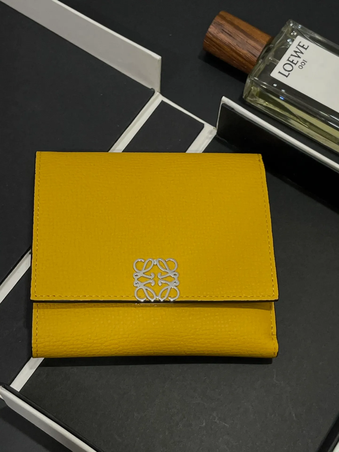 410💰 Short folding wallet made of pebbled cowhide, calfskin lining, card slots, zipper pocket, can enlarge banknotes. Style number 3729, size 10*11💰410