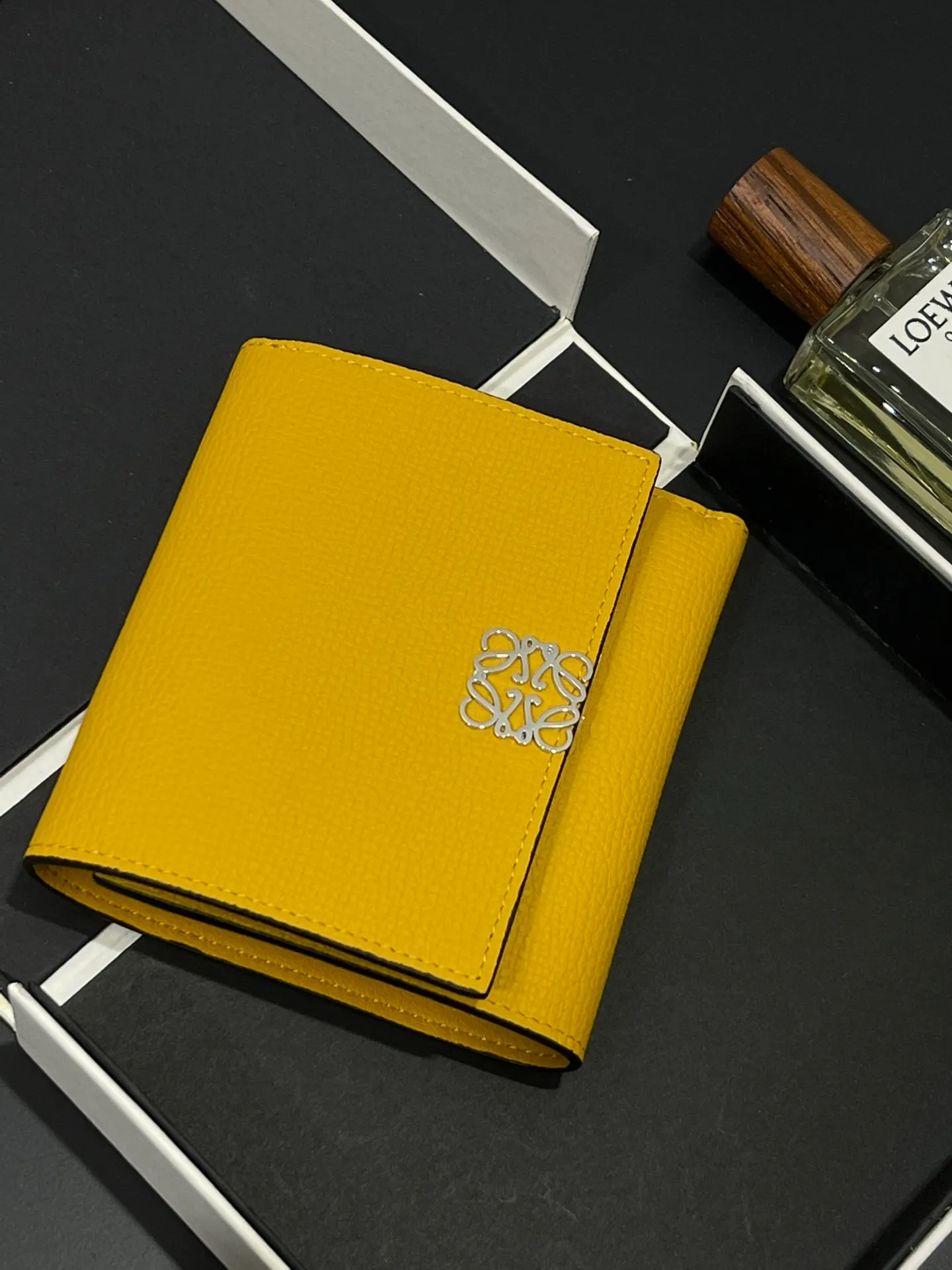 410💰 Short folding wallet made of pebbled cowhide, calfskin lining, card slots, zipper pocket, can enlarge banknotes. Style number 3729, size 10*11💰410