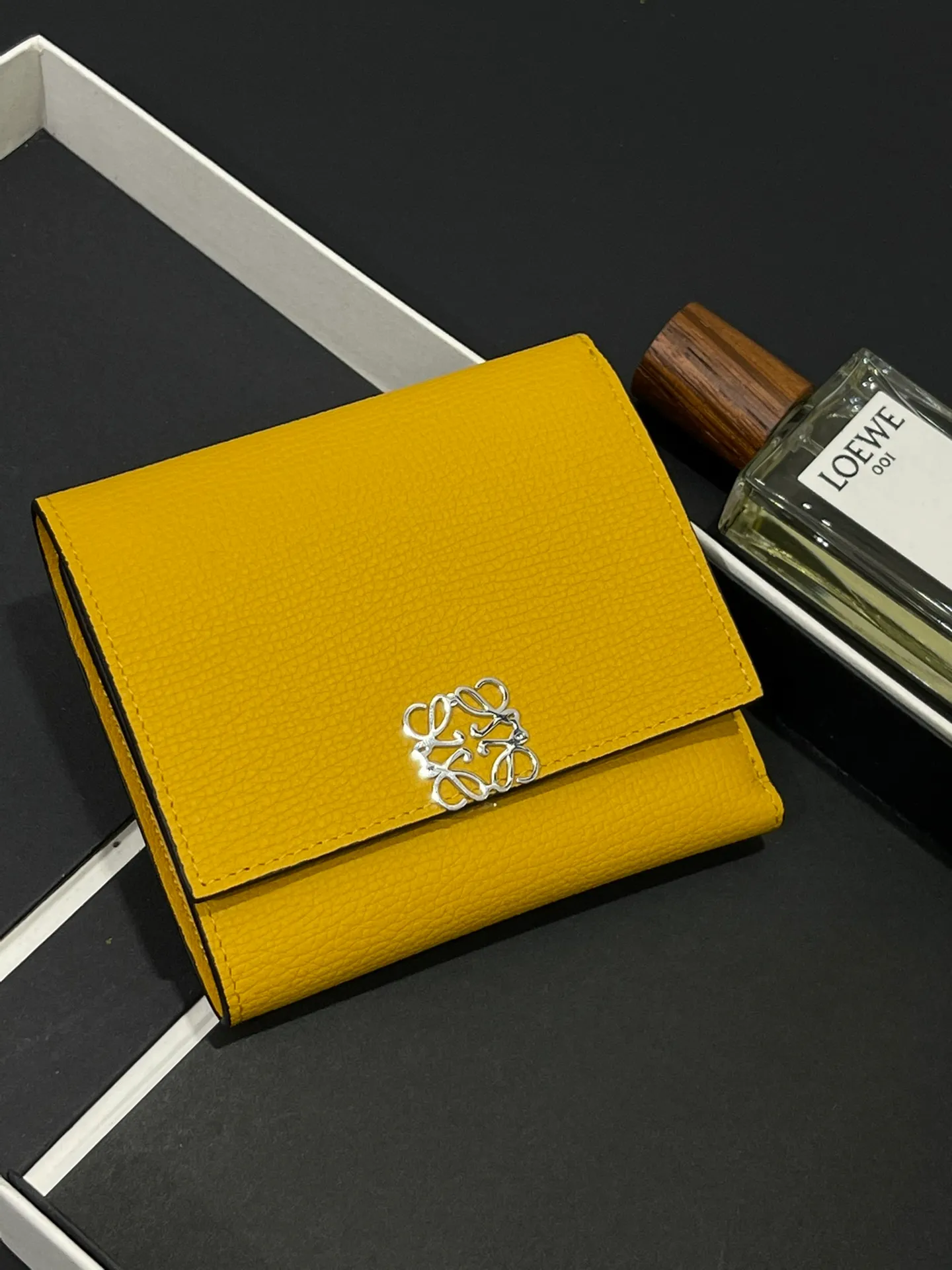 410💰 Short folding wallet made of pebbled cowhide, calfskin lining, card slots, zipper pocket, can enlarge banknotes. Style number 3729, size 10*11💰410