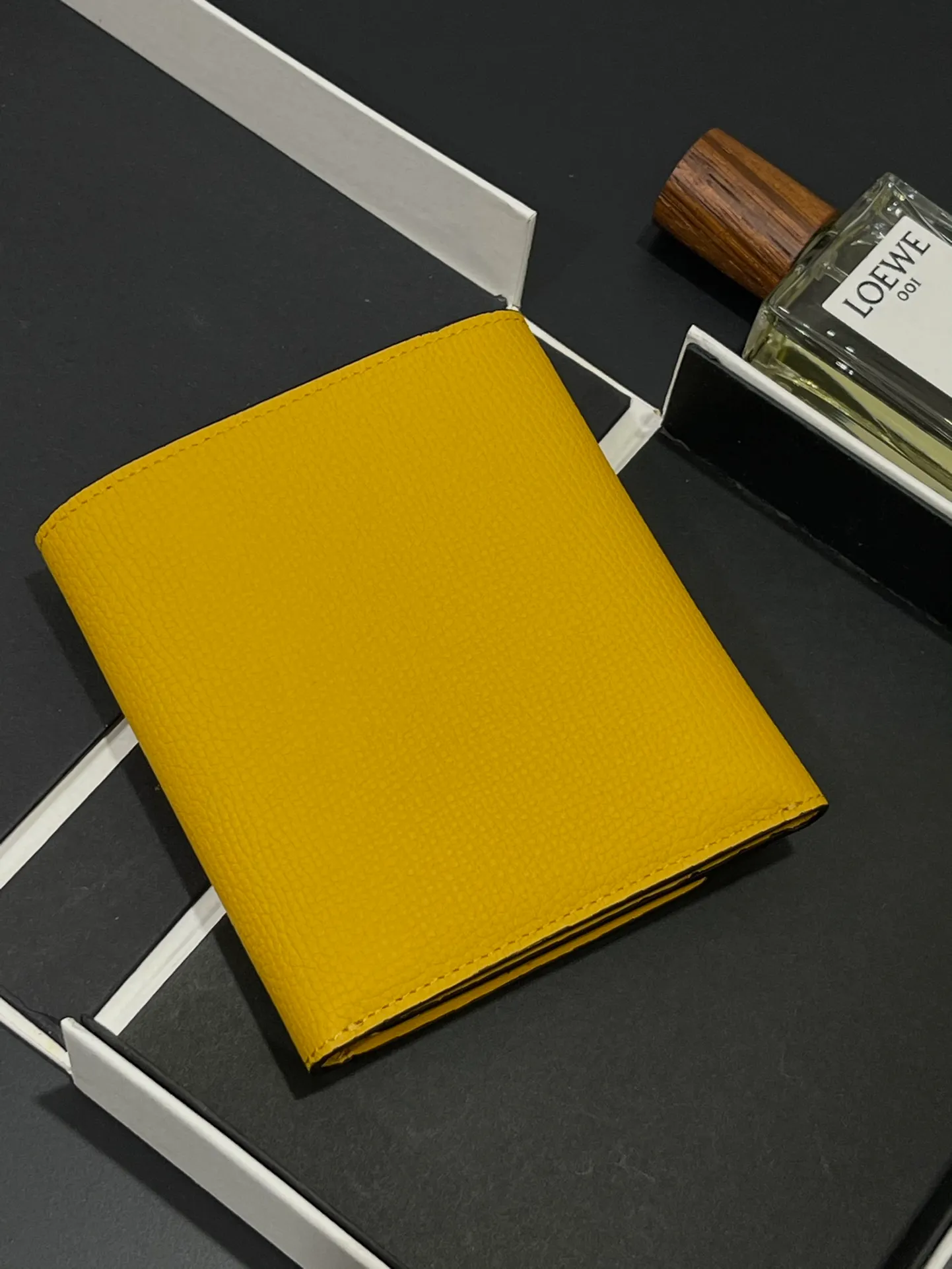 410💰 Short folding wallet made of pebbled cowhide, calfskin lining, card slots, zipper pocket, can enlarge banknotes. Style number 3729, size 10*11💰410