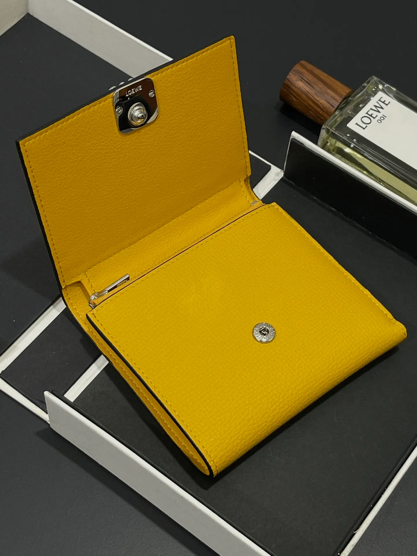 410💰 Short folding wallet made of pebbled cowhide, calfskin lining, card slots, zipper pocket, can enlarge banknotes. Style number 3729, size 10*11💰410